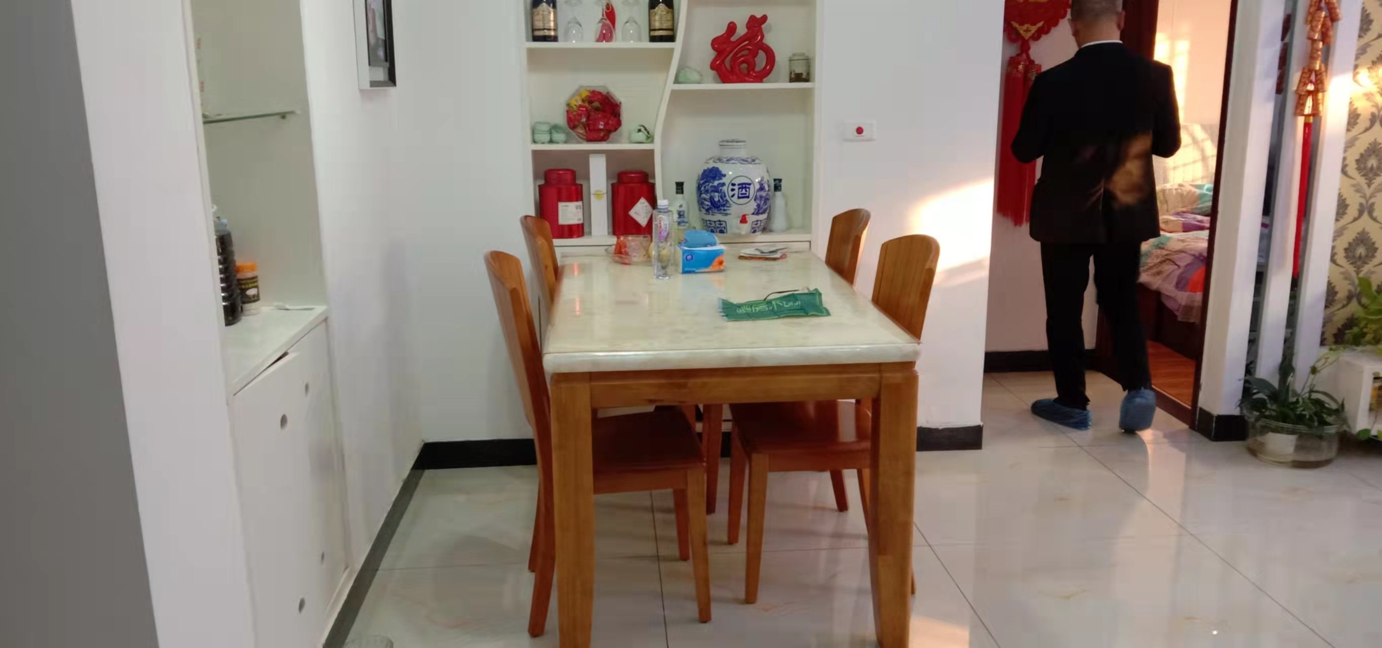 明珠新城精装三房拎包入住看房方便家里住的很少保养的不错哦