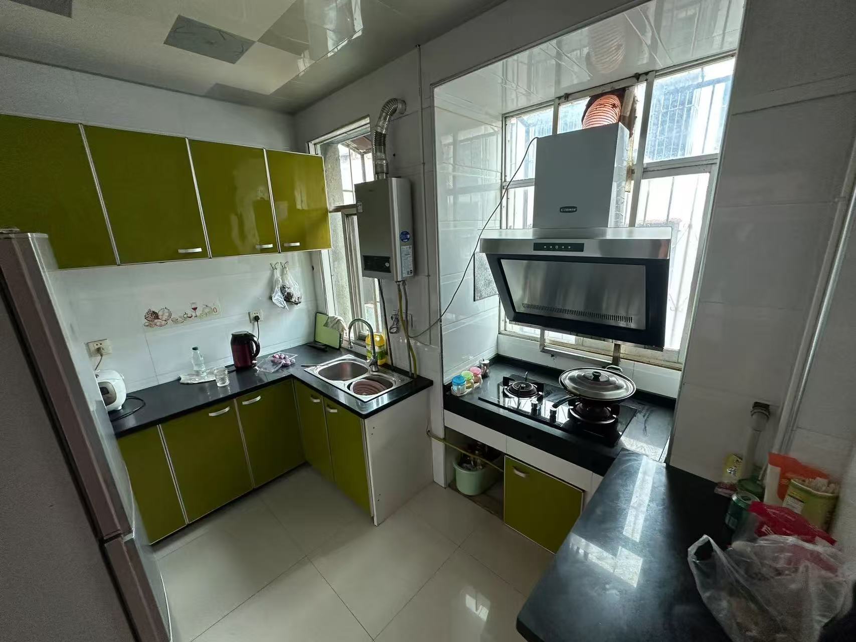 30w以内，步梯3楼，成色很新，精装三房，价格可谈