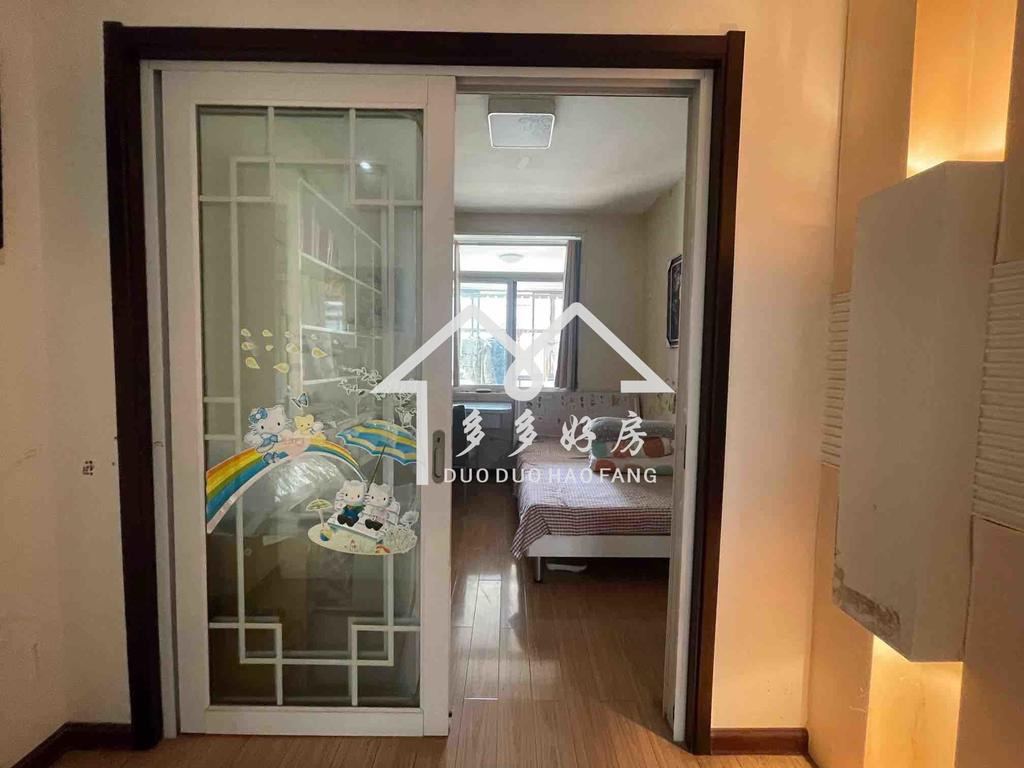 世纪雅苑，带装修，房东很爱惜，保养不错，家具家电齐全，直接拎包入住，单J4000，带装修