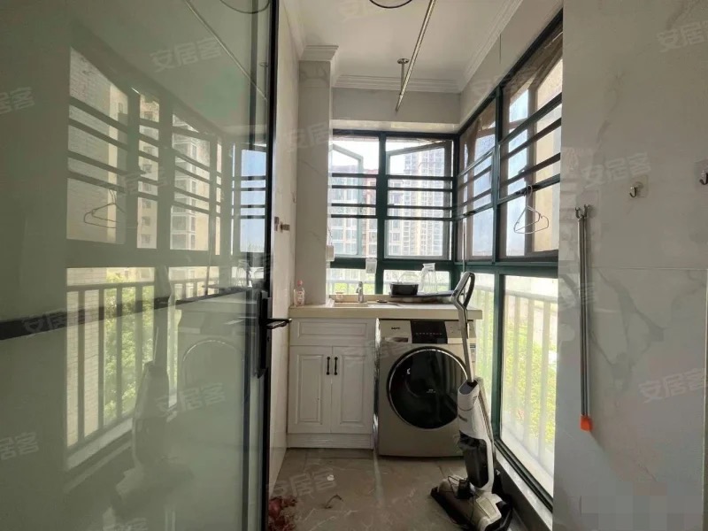 捡漏，城南新城壹号五期，小高层，两梯三户，精装3房2卫边户，单价5400+，9成新，房东诚心出售，