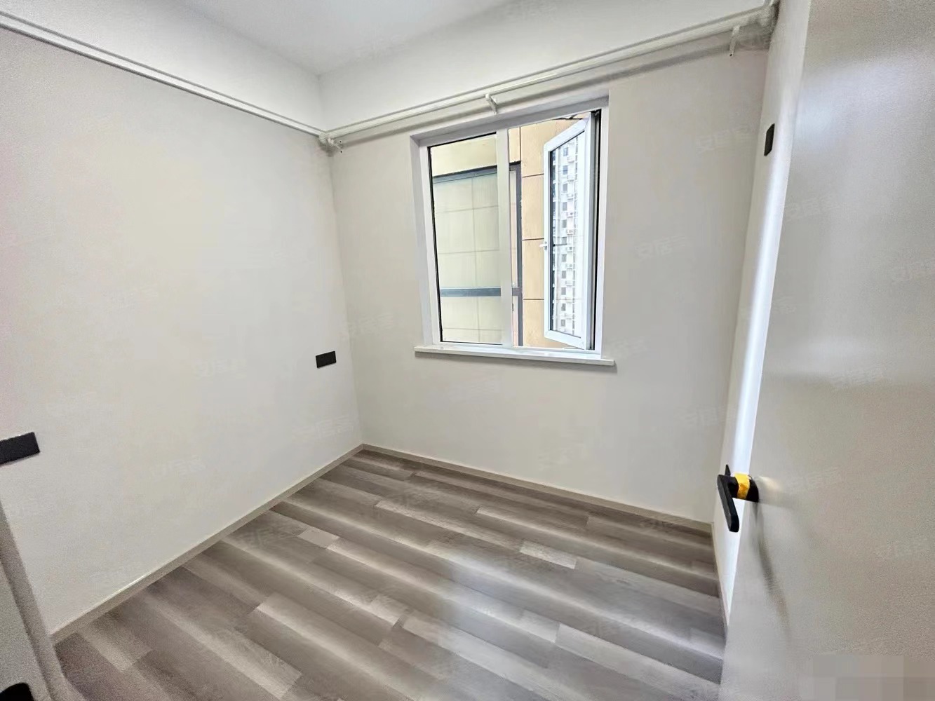 捡漏了，城南森林国际，电梯10楼，全新精装三房，下楼就是新二中二小，证满二