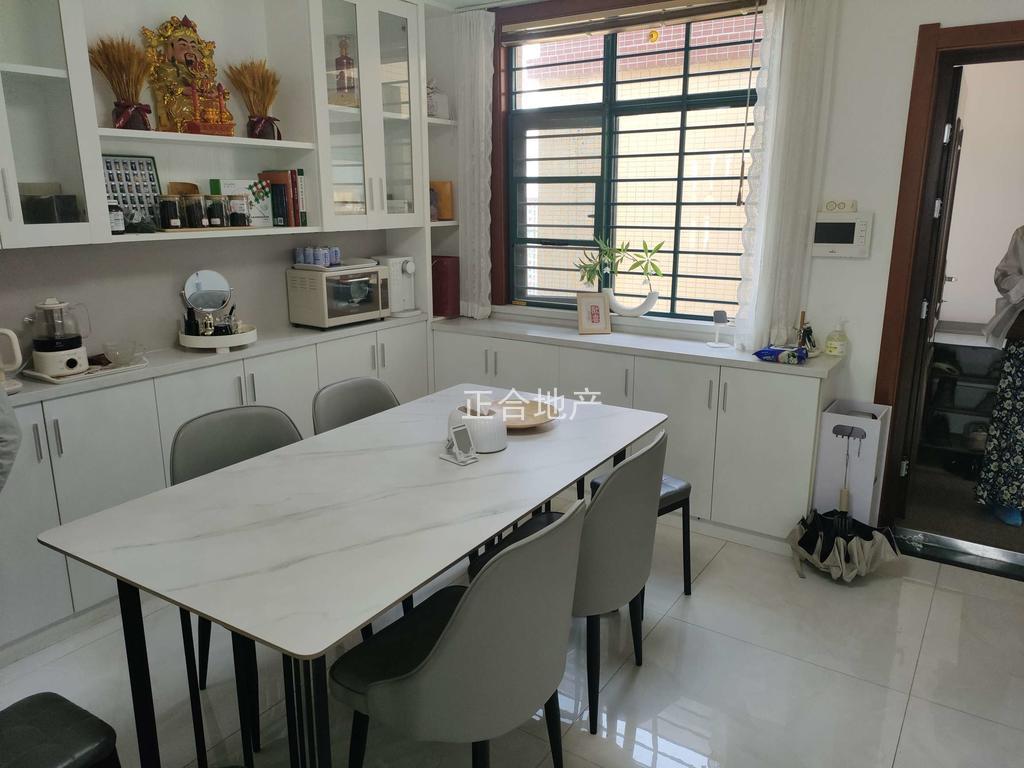 捡漏，新城壹号，精装大4房2卫，带车位，单价不到4400，保养九成新，证满二