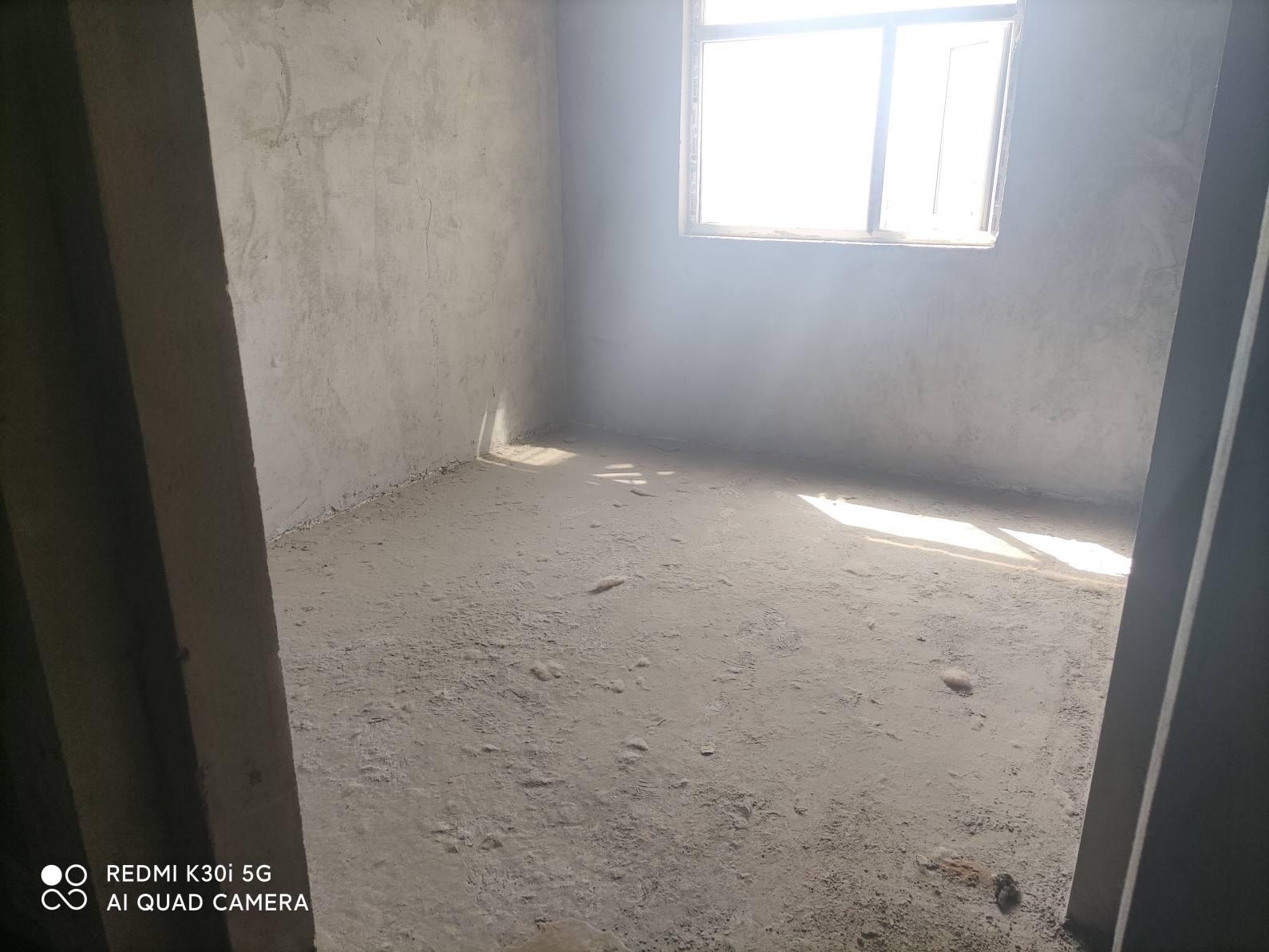 业主急售润泽天下毛坯三室两厅两卫，不动产证在手