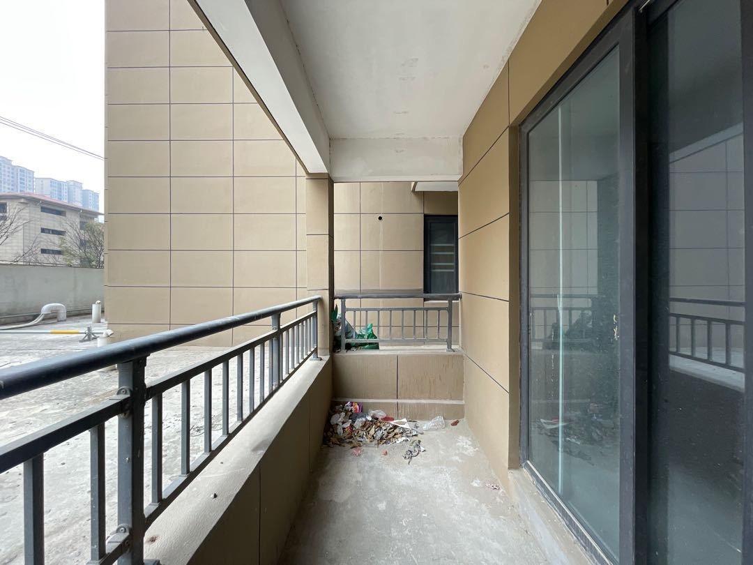 森林国际城带超大露台4房毛坯房！