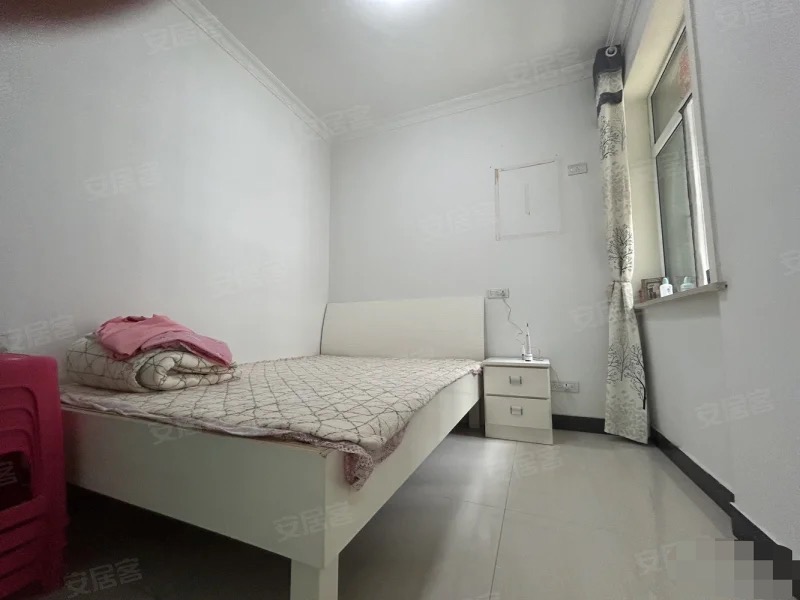 房东诚心急售，单价4800，精装小三房，看中可谈，好楼层