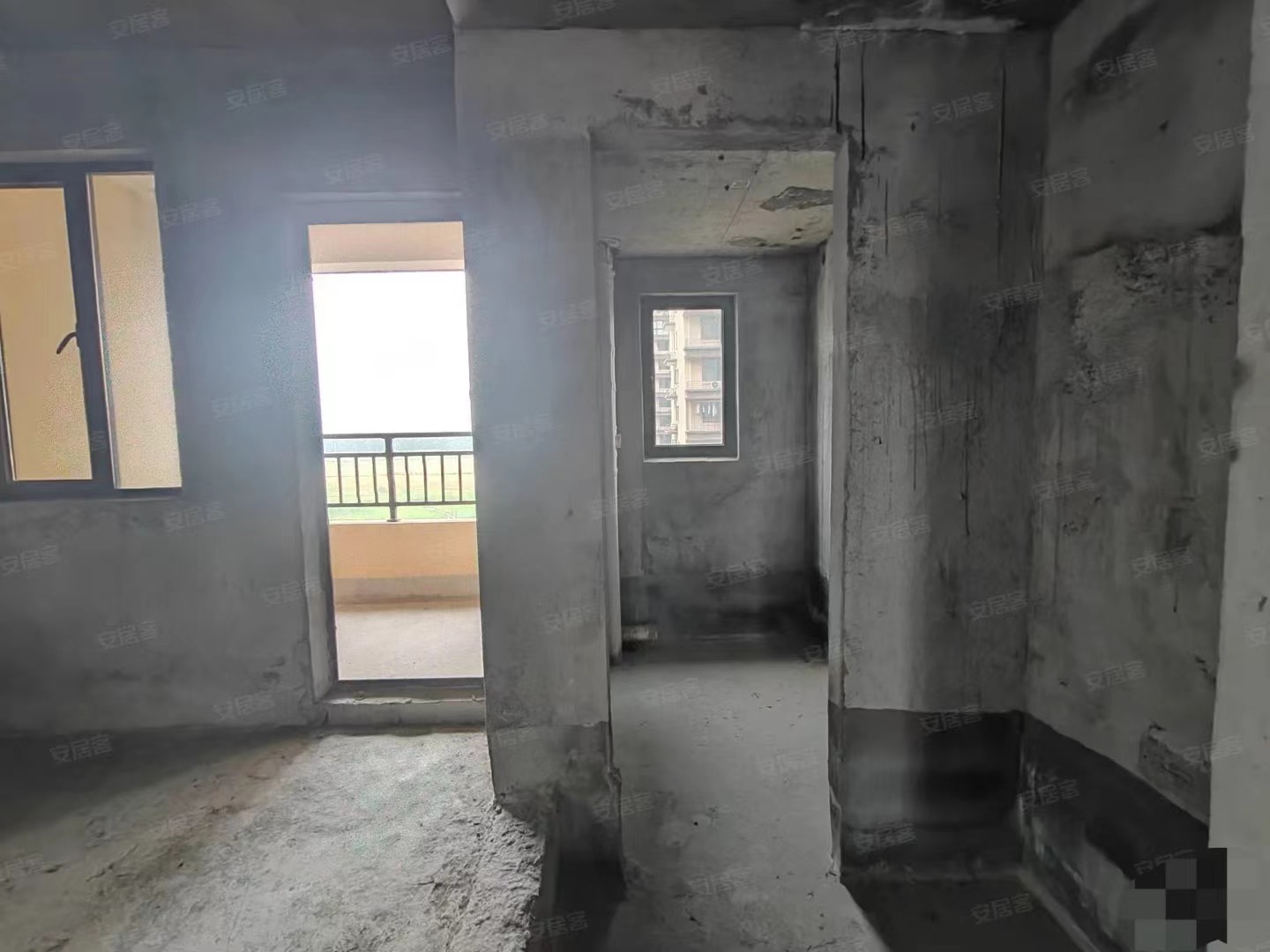 房东亏本出售，荣怀边户5300，​四房，好楼层，证满二，南北双阳台