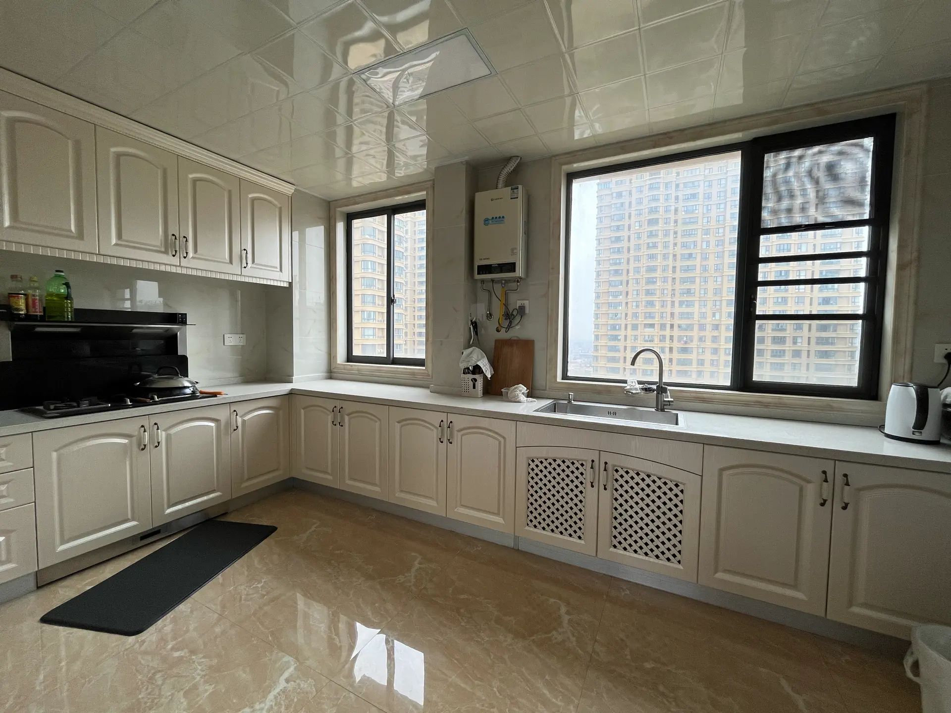 城东流潭公园旁，公园世家hao装100个小高层顶复，家电全送