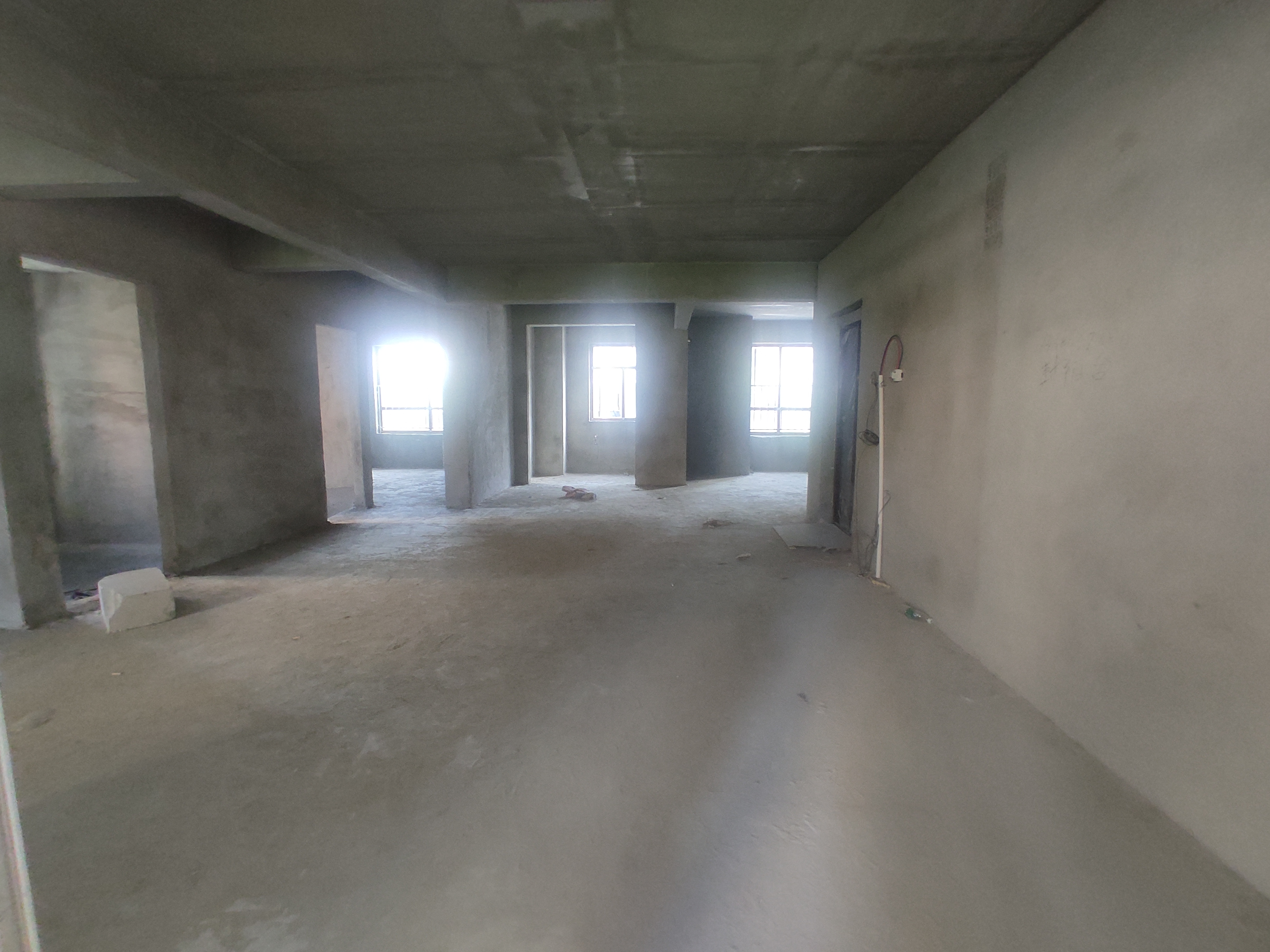 沔阳公馆毛坯三房两卫边户.代超达露台担架只要5000.看房方便