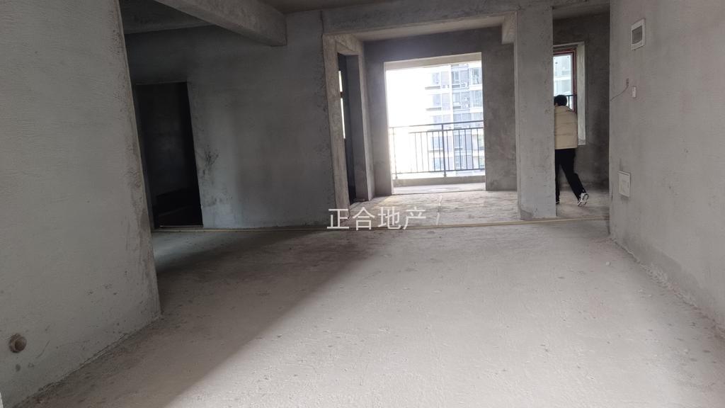 捡漏，亏本出售，风和日丽，毛坯4房，单价5000送车位，边户，电梯好楼层11楼，证满二