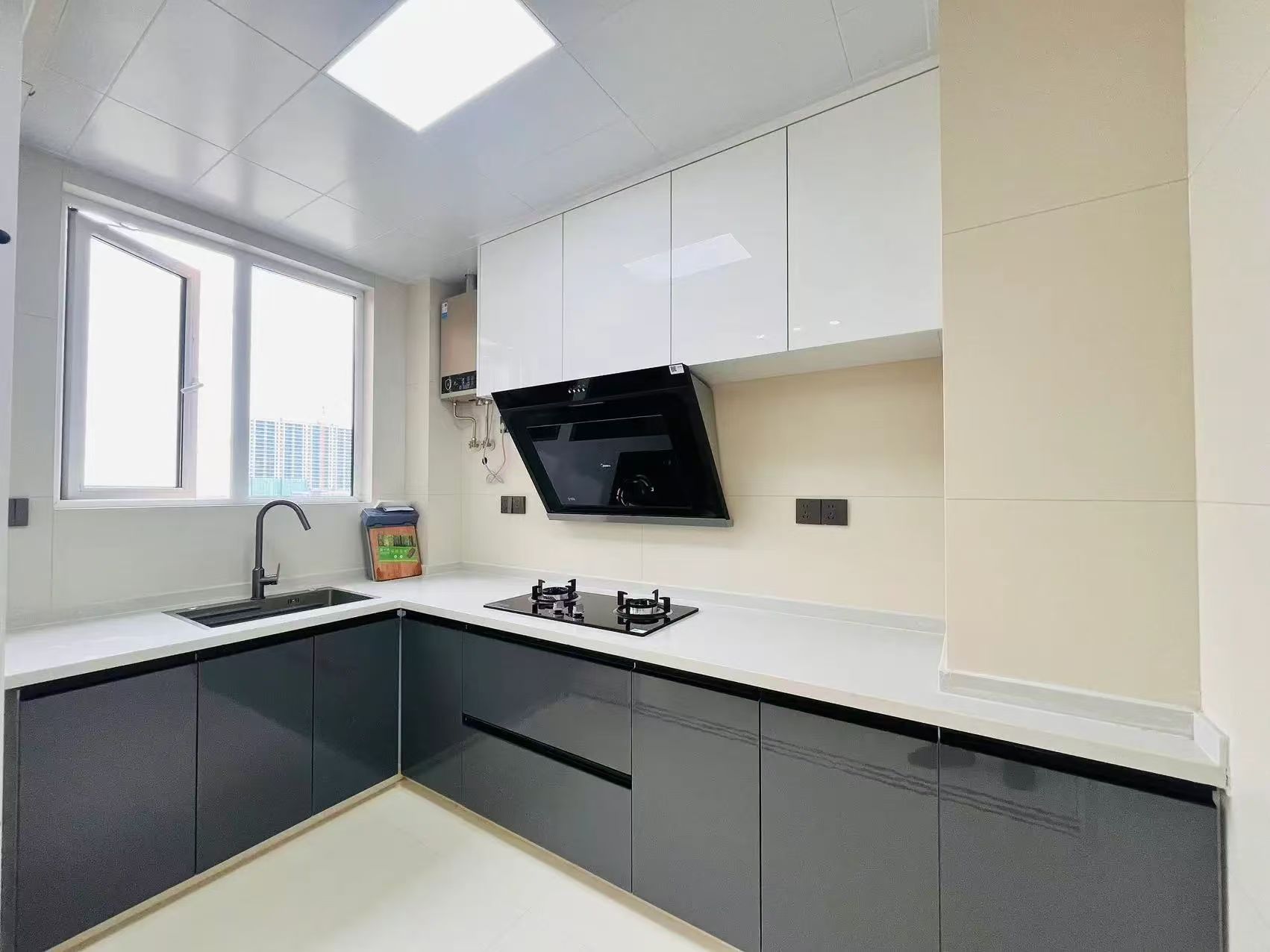 城南，全新装修，精装四房两卫，电梯11楼，南北双阳台，视野好