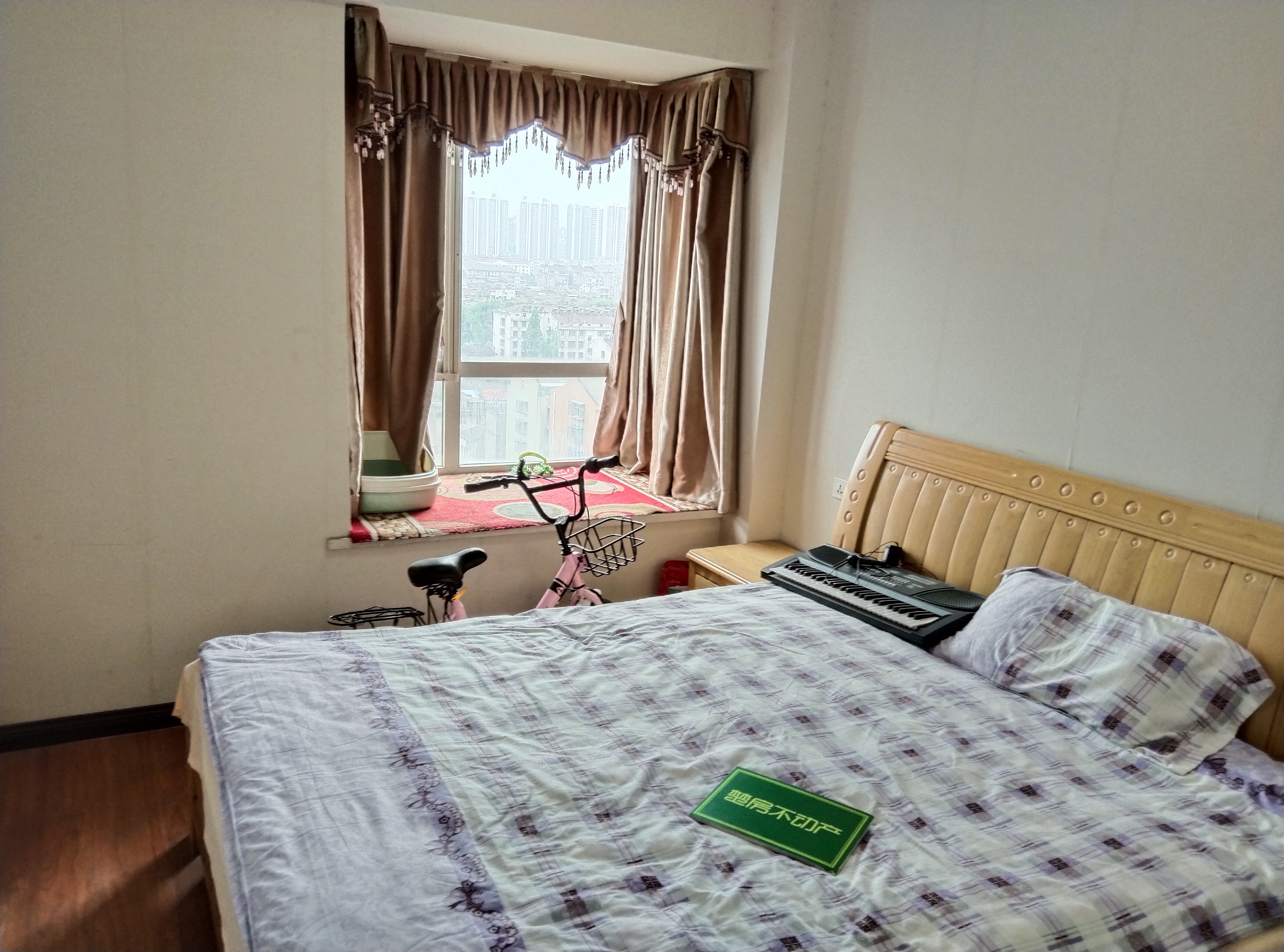 东城国际中间楼层三开间朝南中间好楼层彩光好的不得了满五wei一业主诚心出售