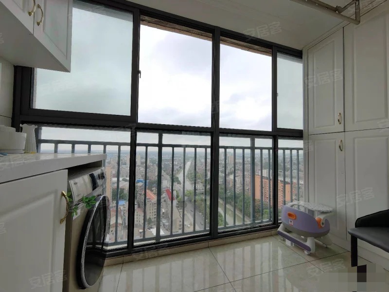 城东，君临天下，9.9新，精装大两房，电梯好楼层，满两年，采光好