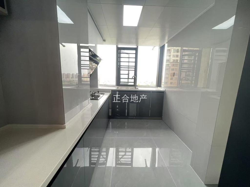 城南，沔阳天泽园，精装三房，边户，中间好楼层，诚心出售，证满二