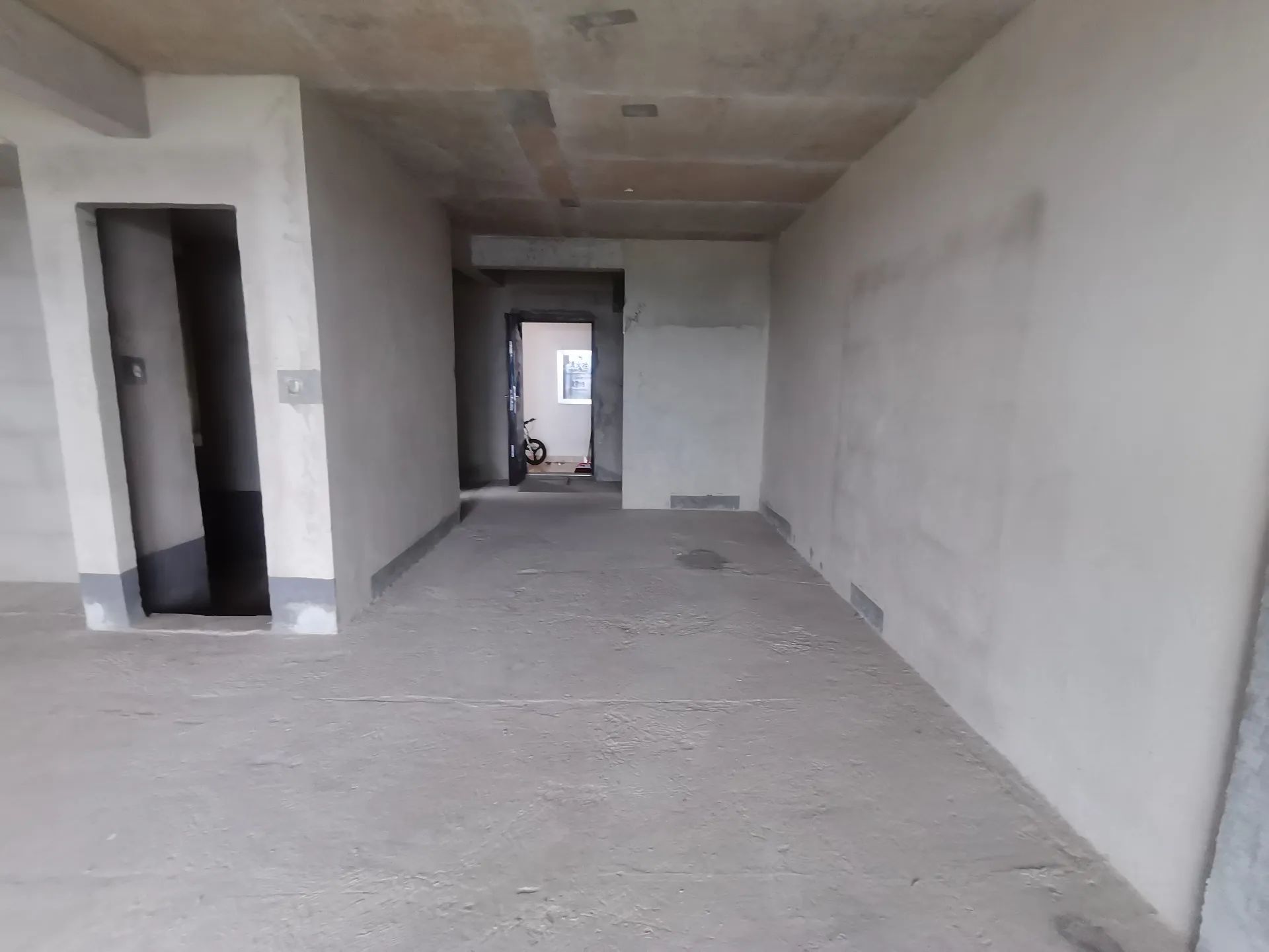 交投满庭春，建面117.8㎡三室两厅两卫，31楼凤凰层，南北通透格局。