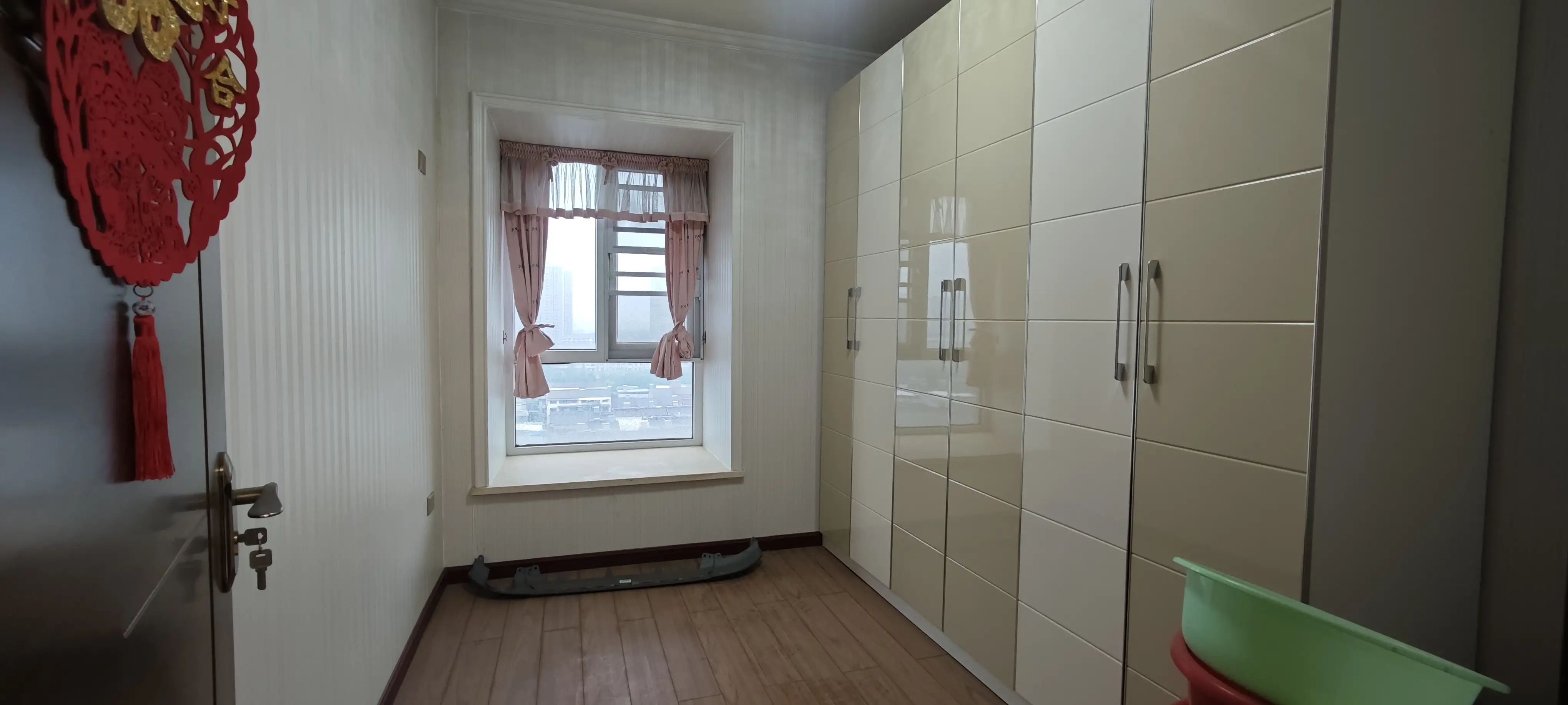 一中对面，和合国际，边户，单价4900，电梯好楼层，精装三房，南北通透