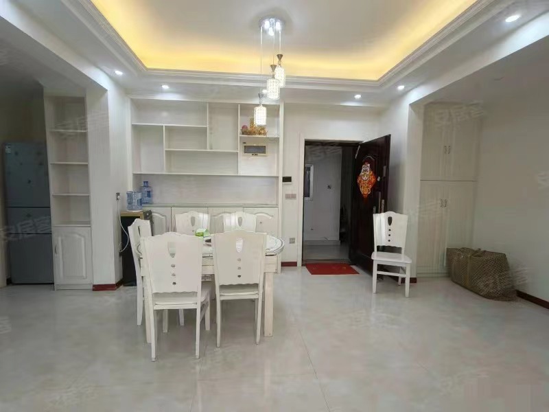 城南，南国明珠，电梯好楼层8楼，精装3房2厅2卫，满二，看中可谈，南北通透