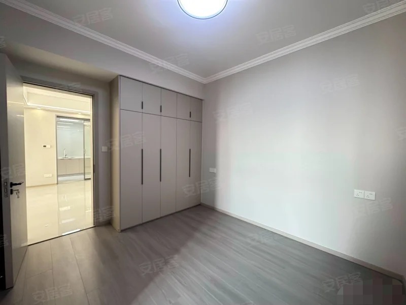 急售，亏本出，南国明珠，全新精装三房一卫，电梯19楼，视野采光好，