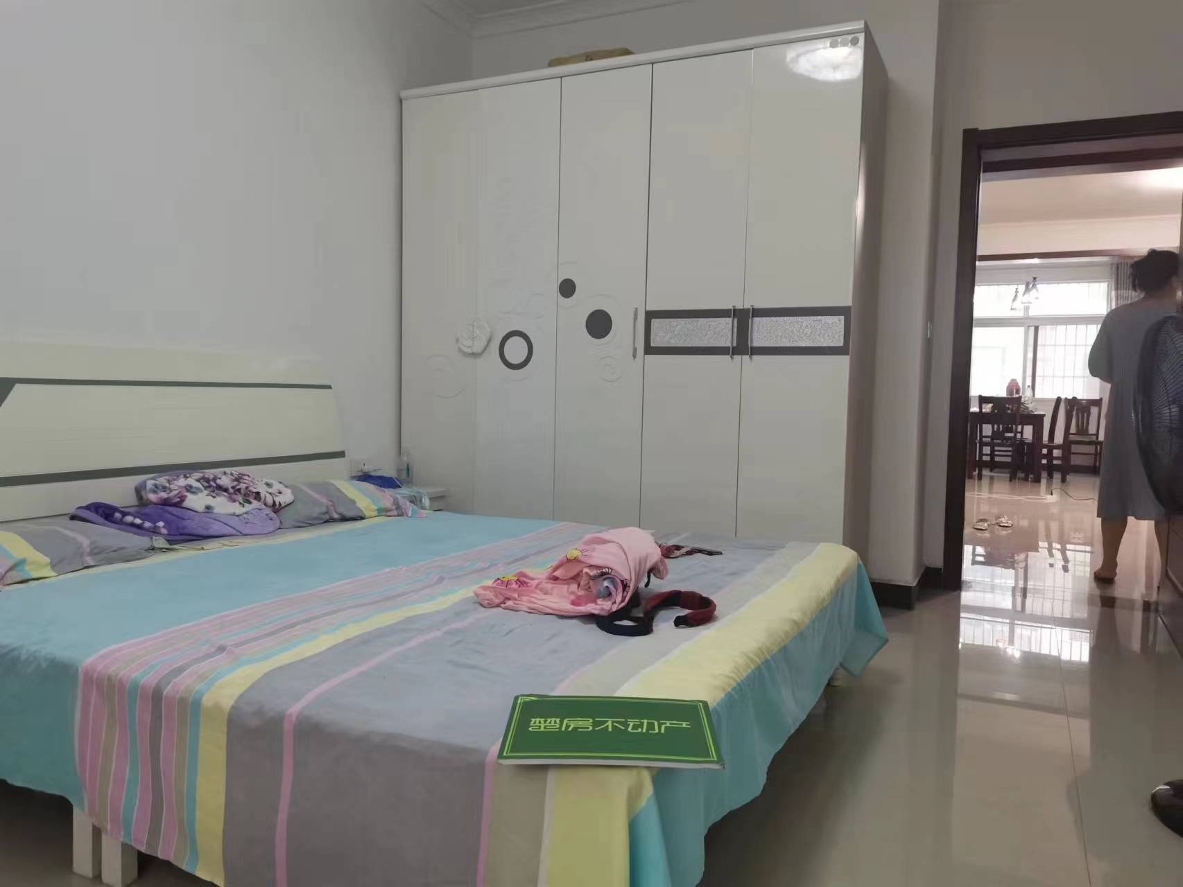 步行街云鼎酒店后面润心小区步梯三楼超短十年房龄，有院子可停车