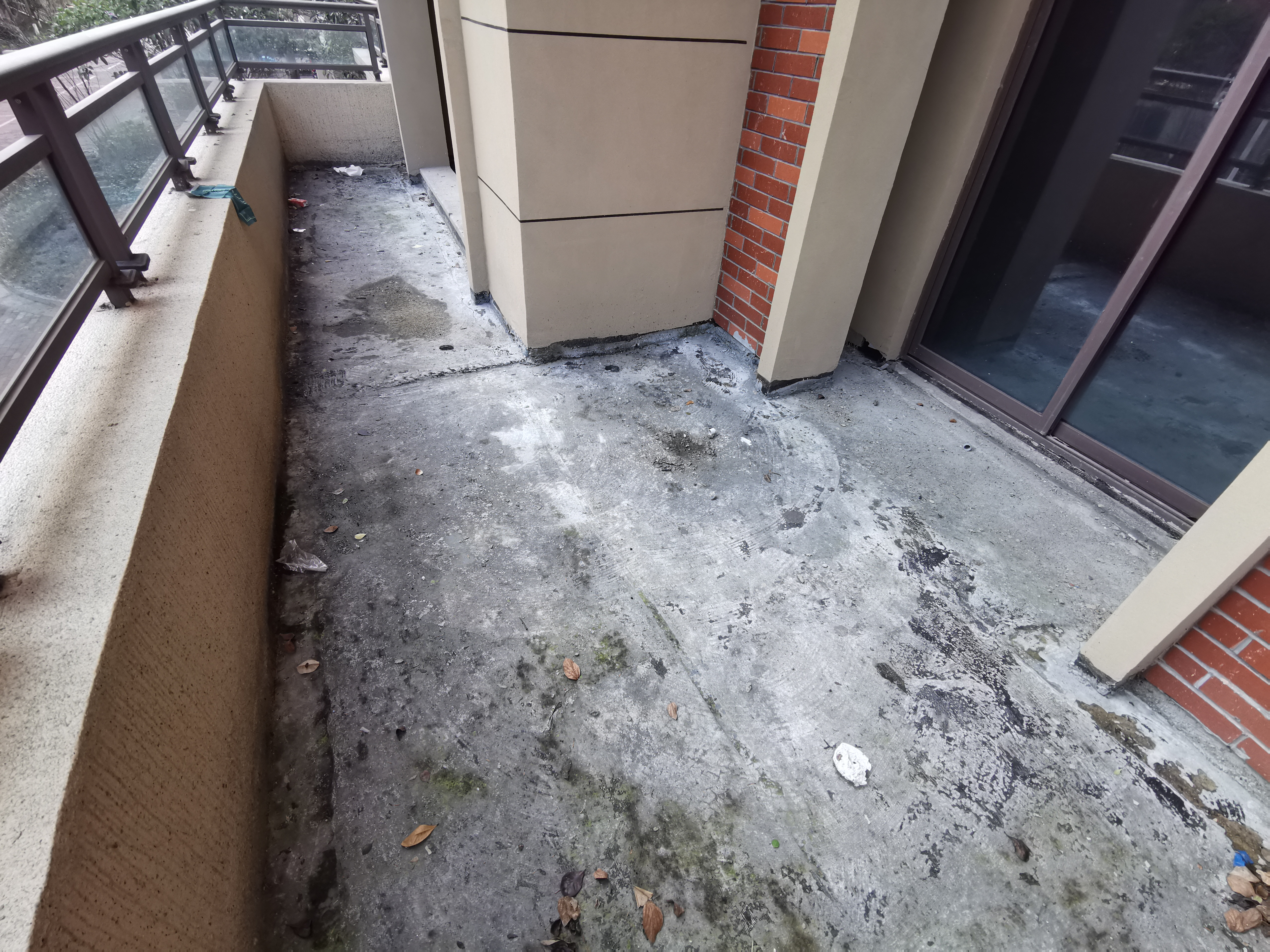 绿地香格里拉复式楼带大院子南北通透赠送阳台多看房方便诚心卖还有车库26平出售