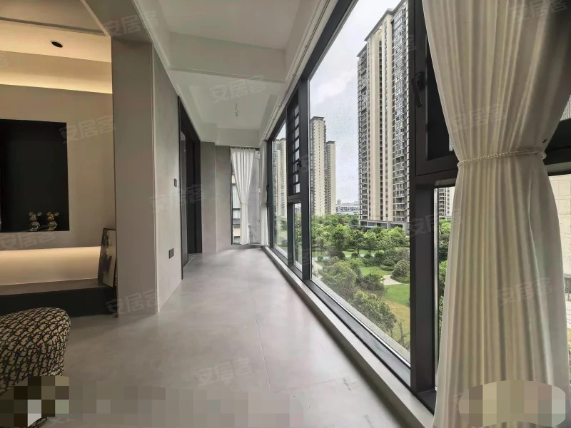 风和日丽，全新精装大4房，拎包入住，证满二，5楼，看中可谈