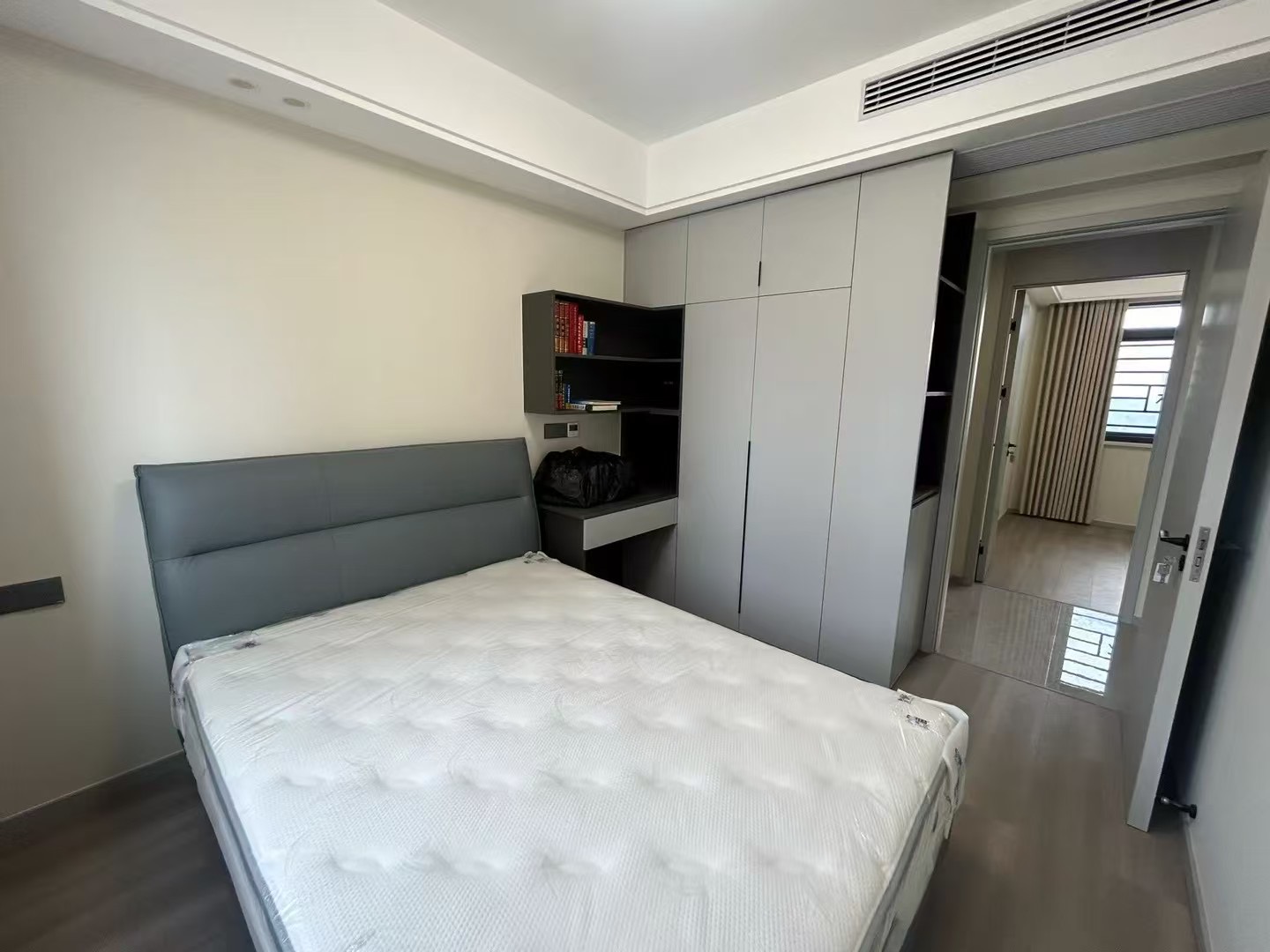 城南，新城壹号五期​，双湖景房，电梯好楼层15楼，精装三房，证满二，9.9成新，阳台直接看公园，全屋品牌