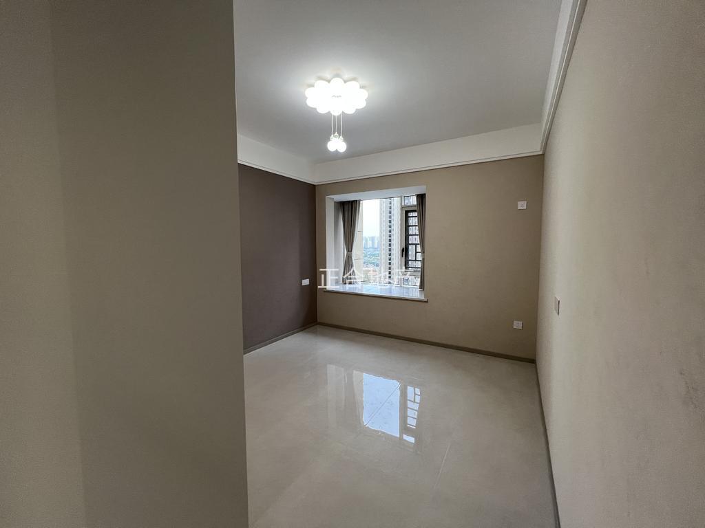 城南。御湖世家。好楼层电梯12楼。全新精装三房二卫，证满二，送车位