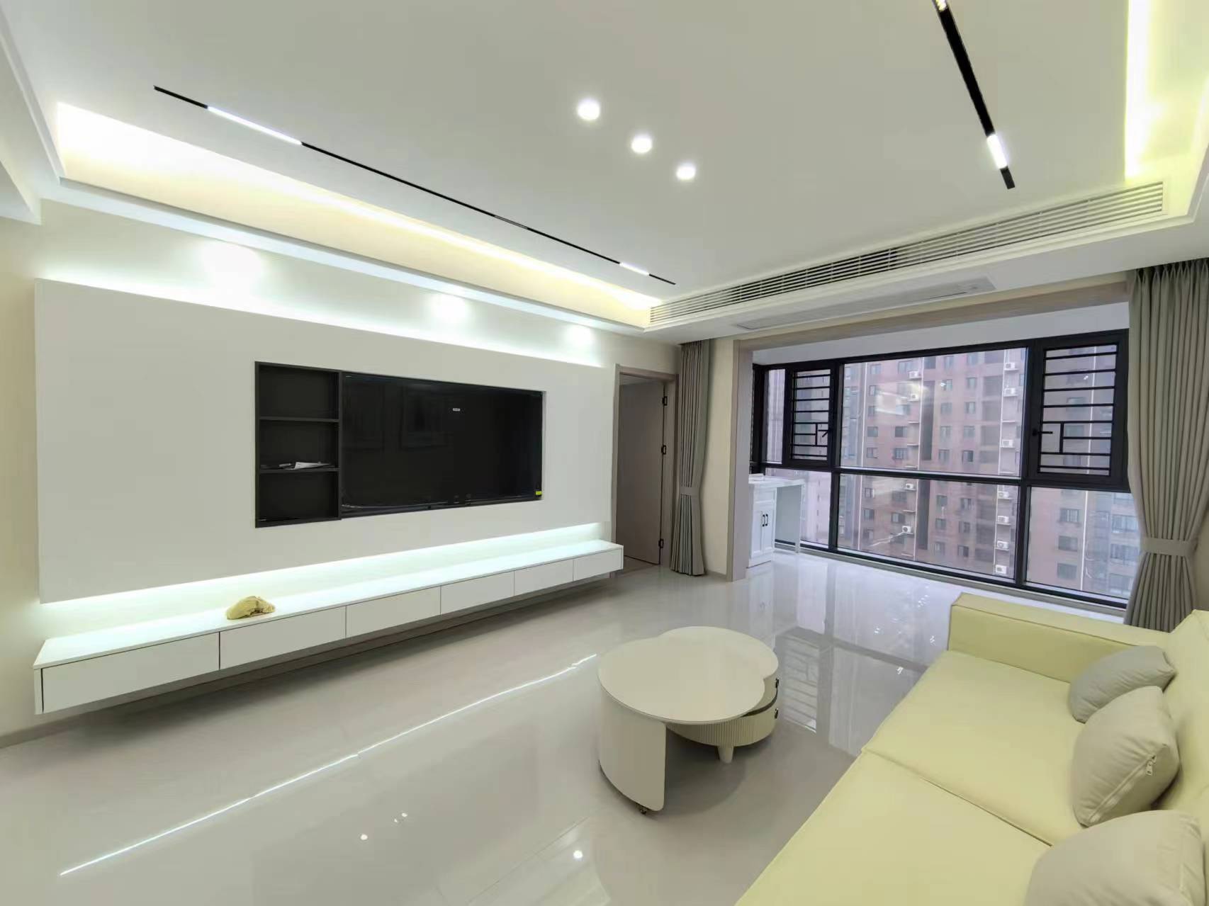 急售，房东降价了，一中对面，精装两房，成色很新，中间好楼层，证满二