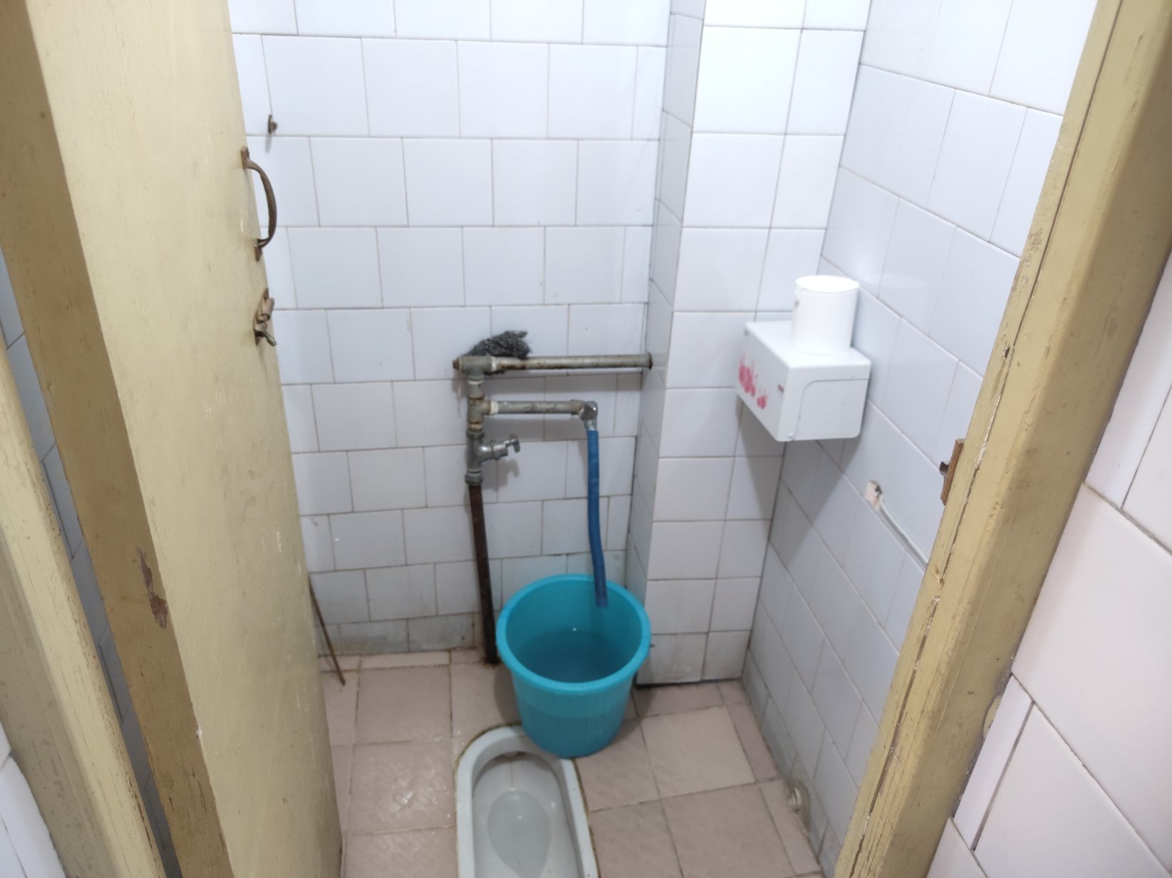 粮局宿舍楼，江汉家具城，老房权证，可拓展至四房，楼梯缓