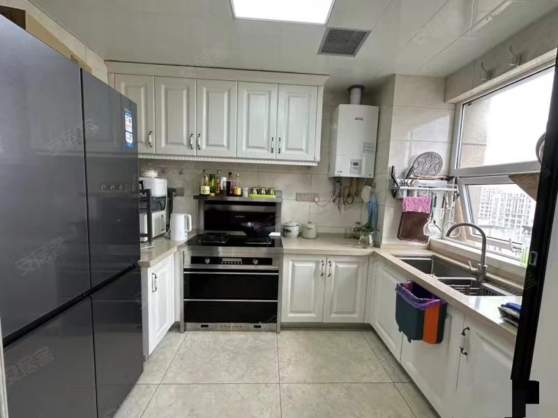 急售，元泰未来城B区，精装三房，​全屋地暖，单价6千多，下楼就是三中