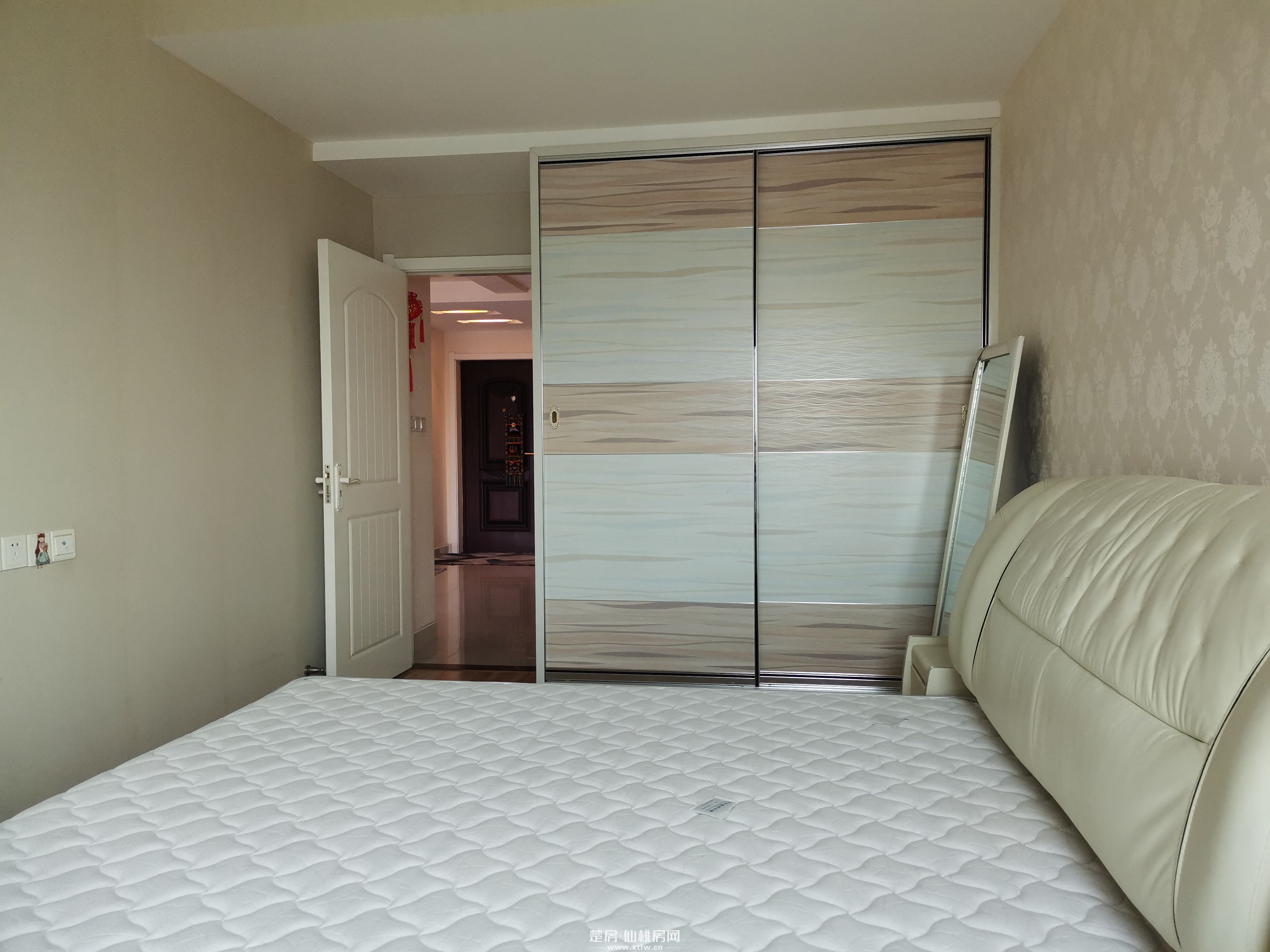 采光通风好，精装房拎包入住！楼下是新天地广场、好邻居商圈，旁边是沔街校区