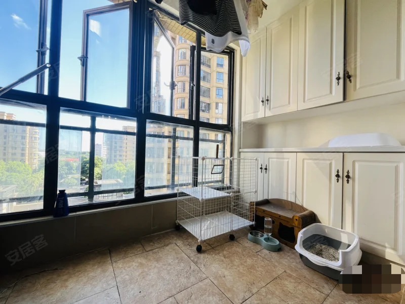 123，房东诚心出售，品质小区，御台公馆，精装2房，家具家电全送，证满二