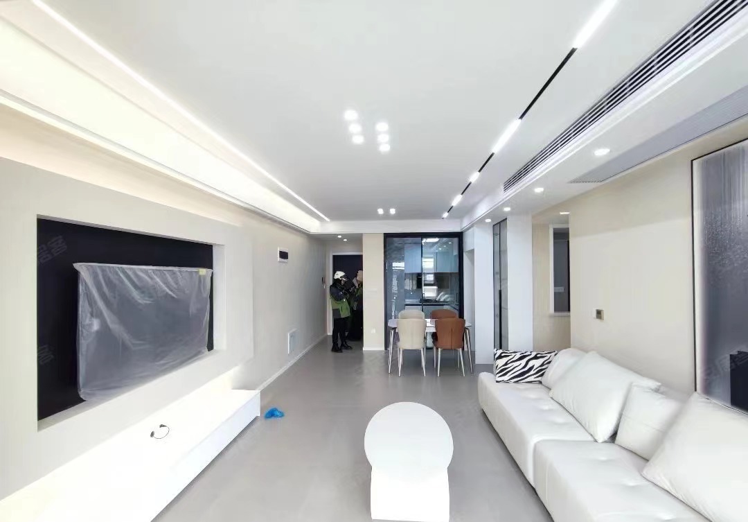 46，业主亏本出，城南，全新精装大三房，双阳台好楼层，证满二