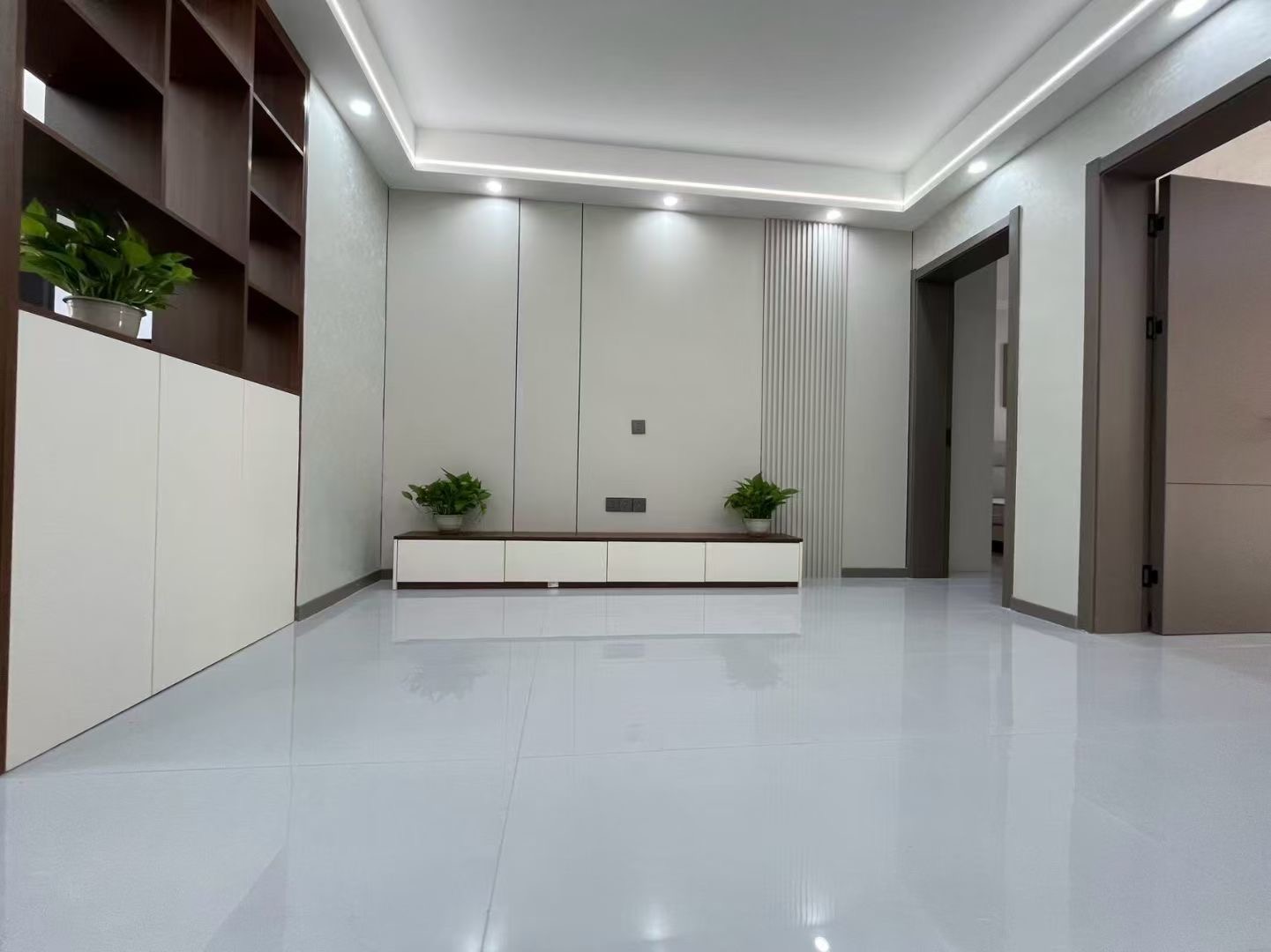 武商附近，步梯一楼，精装三房两卫，带院子，满五，全新装修，老证