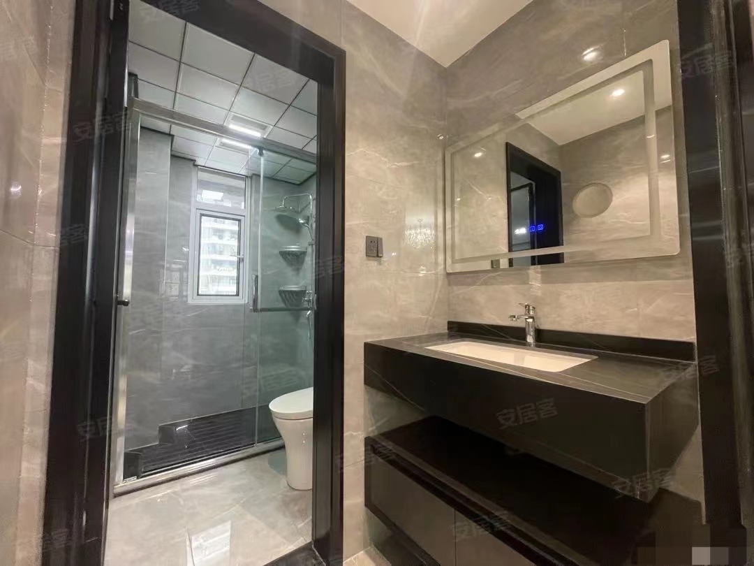 88，捡漏速度，风和日丽，一天未住，精装4房，单价只要5300，全屋中央空调，证满二，