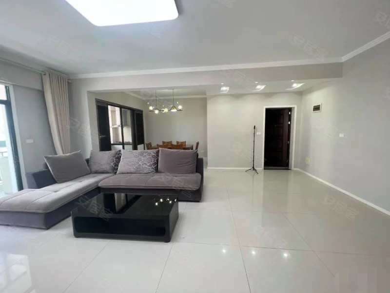 降价了，捡漏，纽芬兰旁边，电梯好楼层10楼，单价3700，精装三房，急售