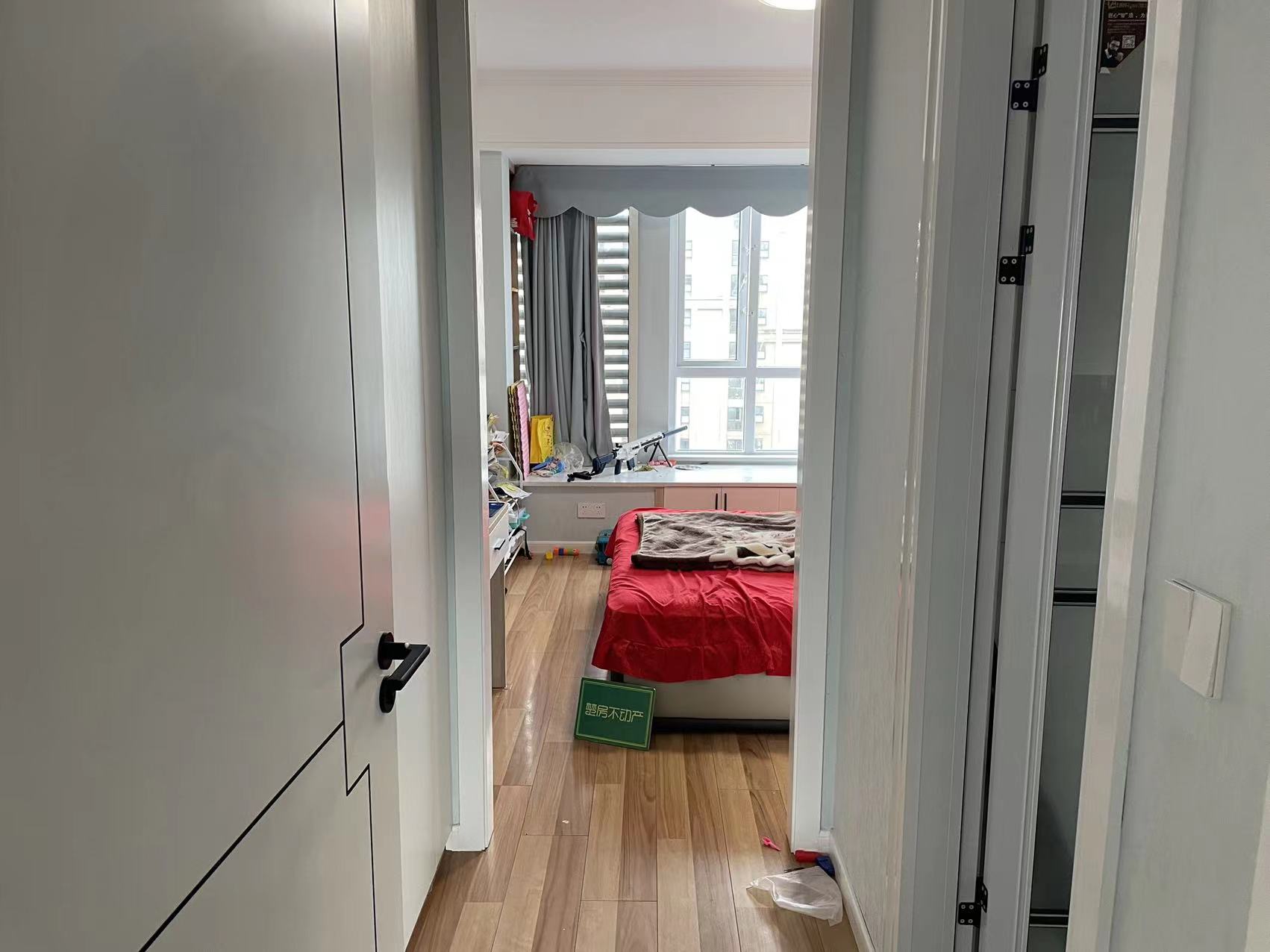 新叁仲门口，元泰未来城，精装三房，很少住人，好楼层，拎包入住，