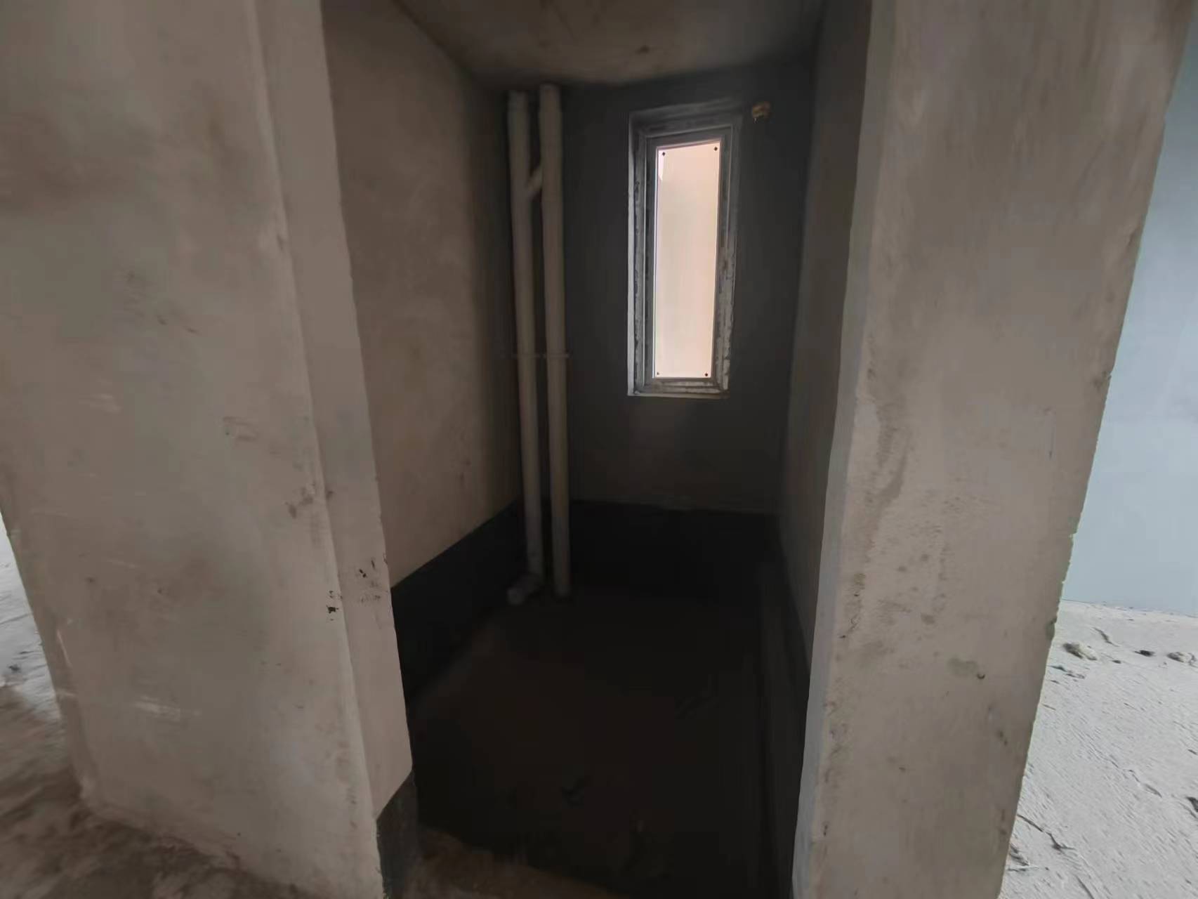 南国明珠.毛坯边户三房.南北通透.证件满二.还送车位哟.看房方便