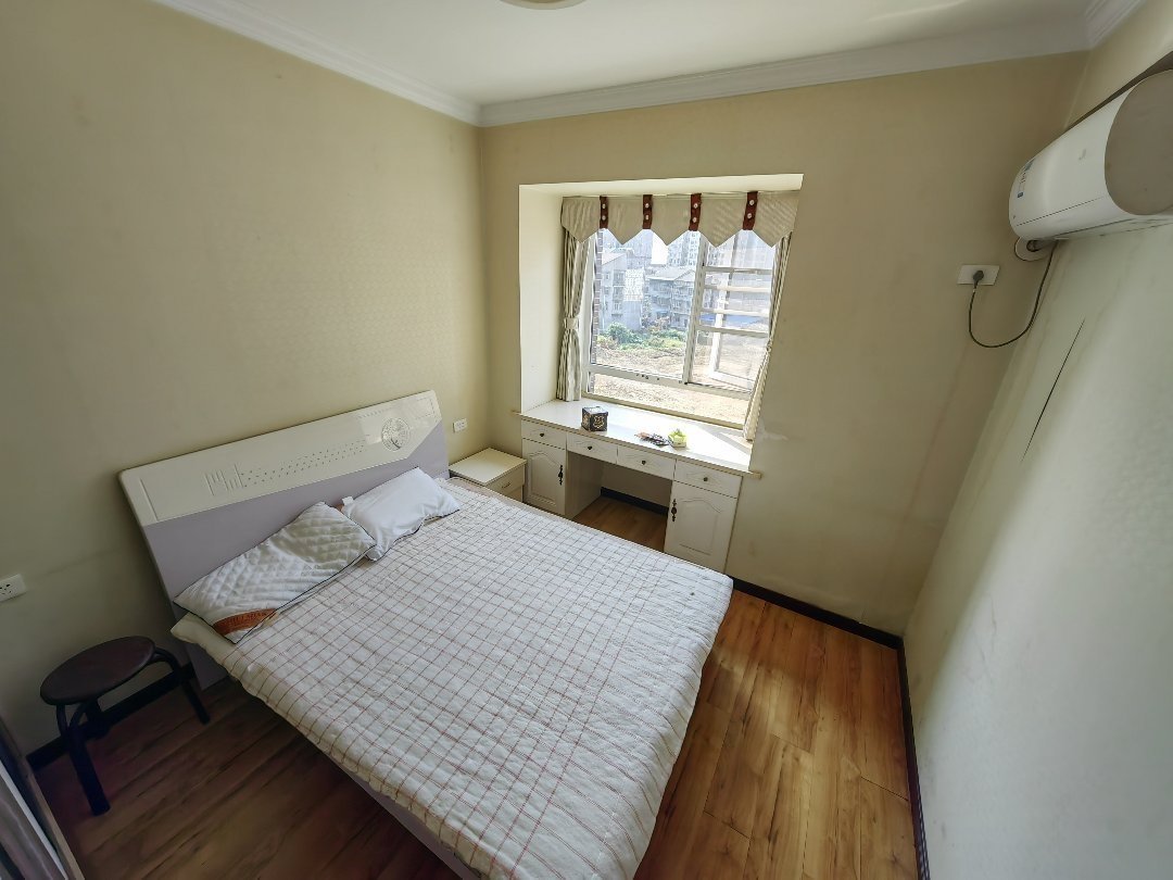 和合国际城4期精装修家具家电全配优价出租！