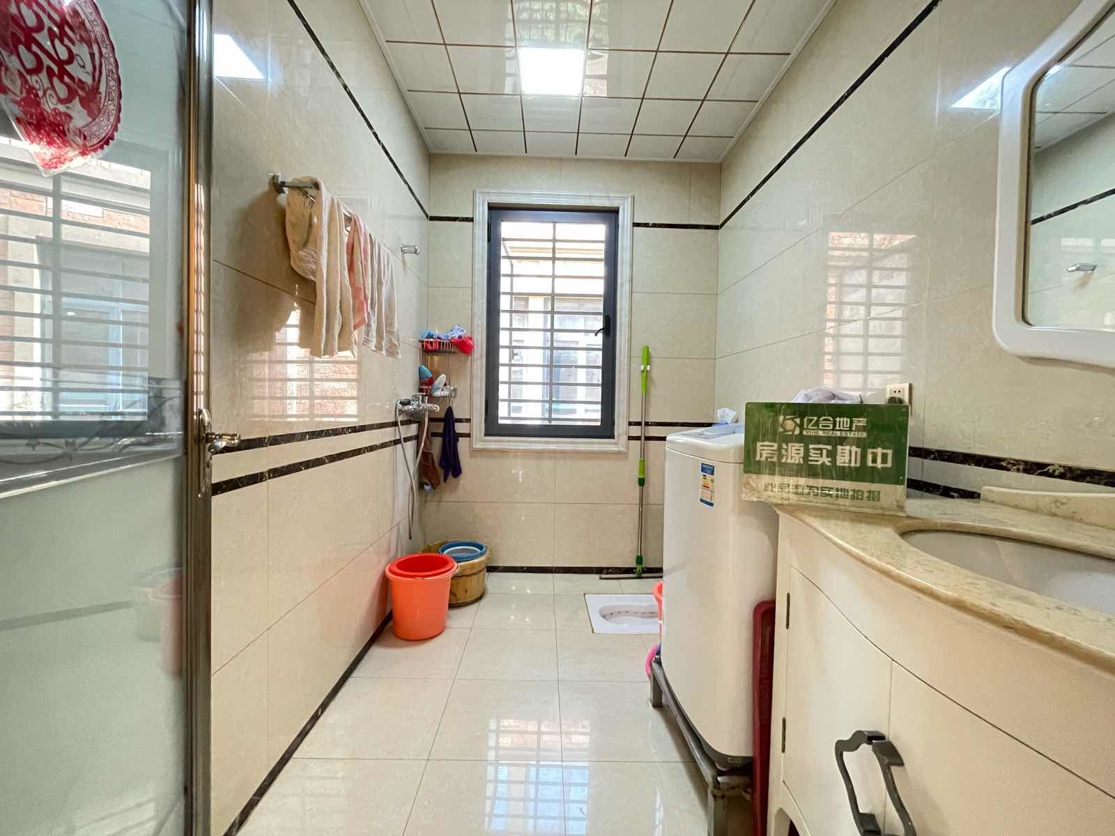 绿地尚城，du栋别墅，地面两层，地下一层，地暖空调车库都有，三面du立庭院