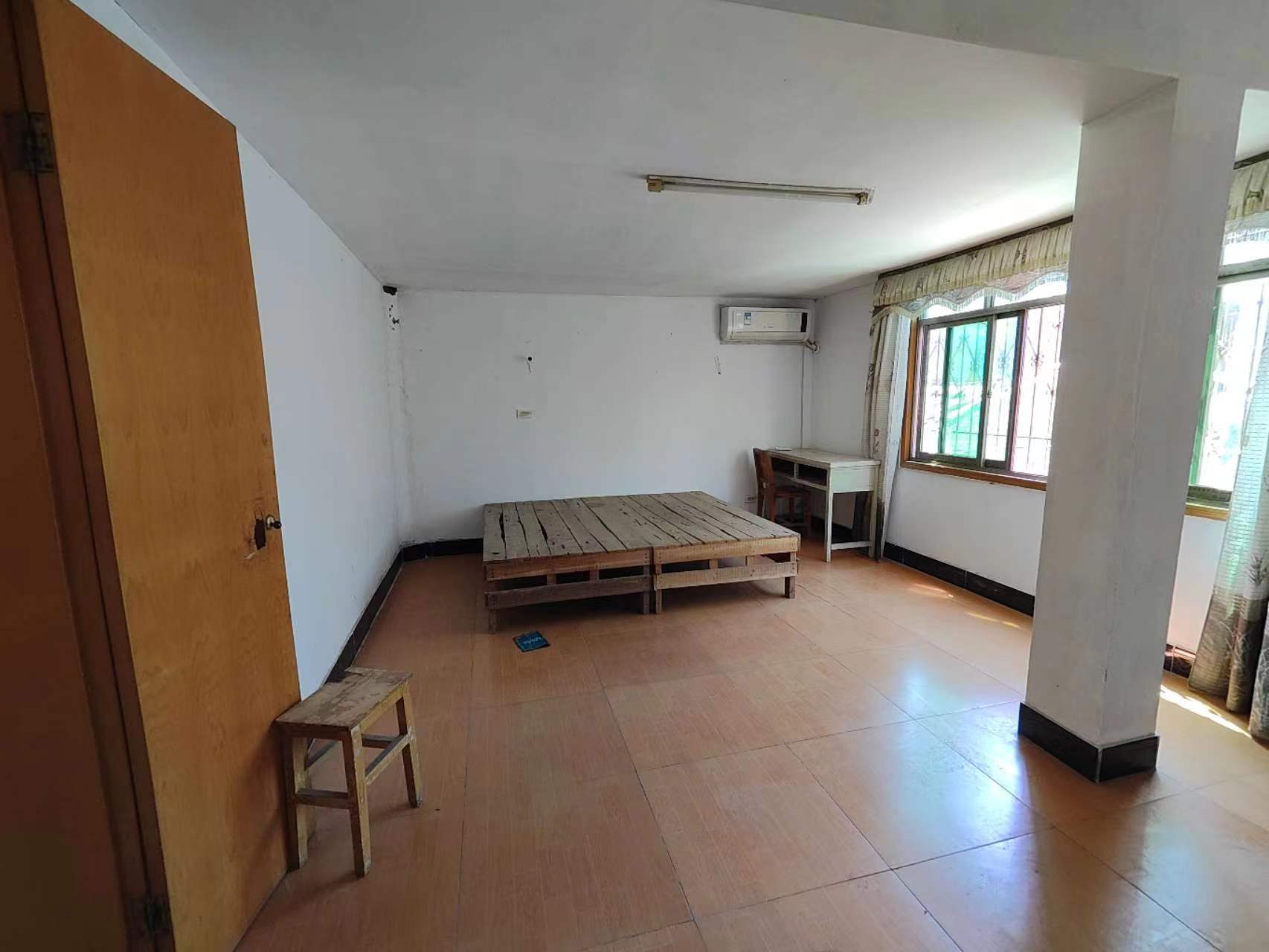 私房两间四层，另带隔热层400平只要55万，户型南北通透采光好的很生活配套成熟交通方便！