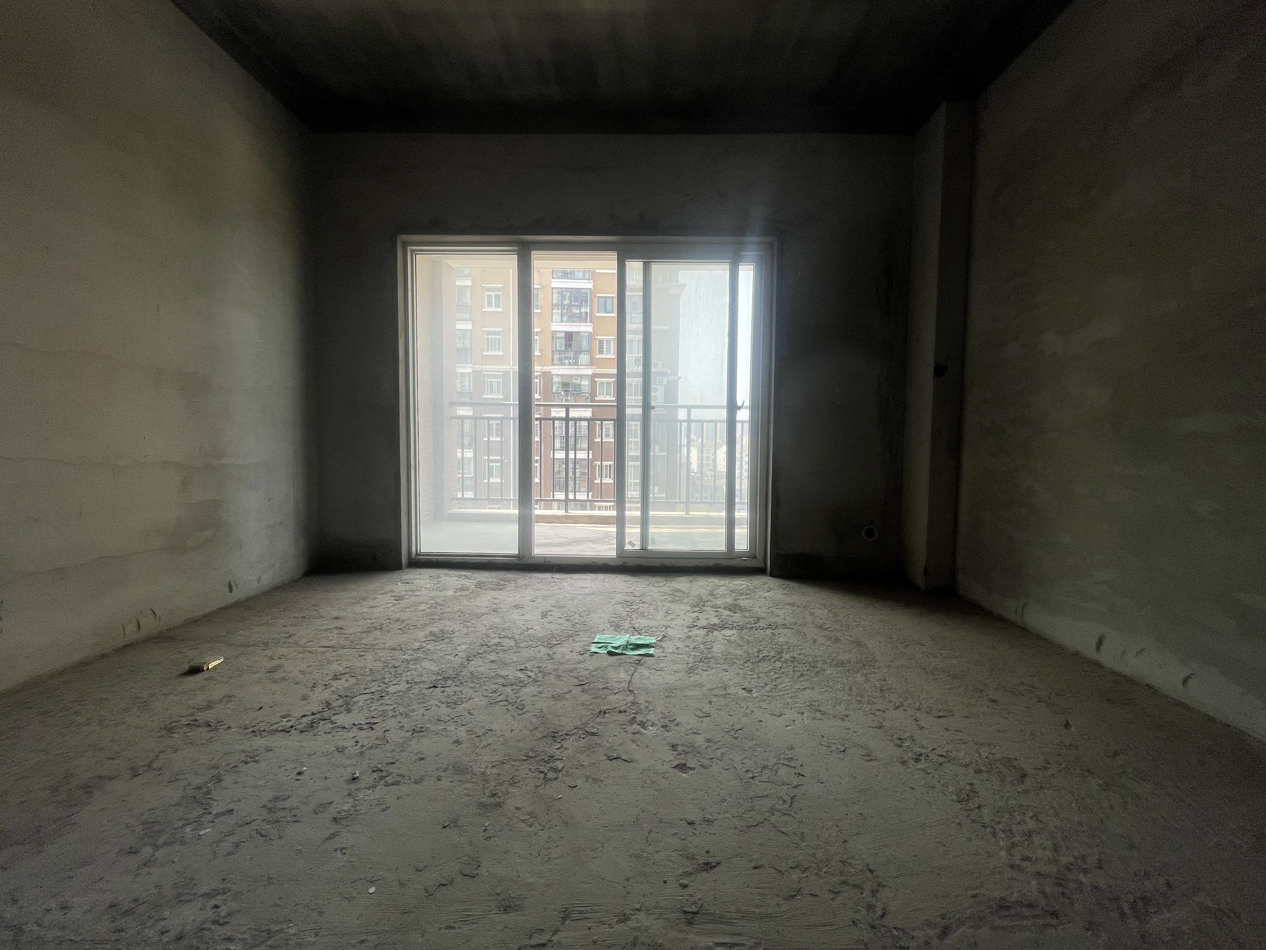 香岸华府 ，2梯2户 电梯房，小区闹中取静，毛坯单价4500，看房方便