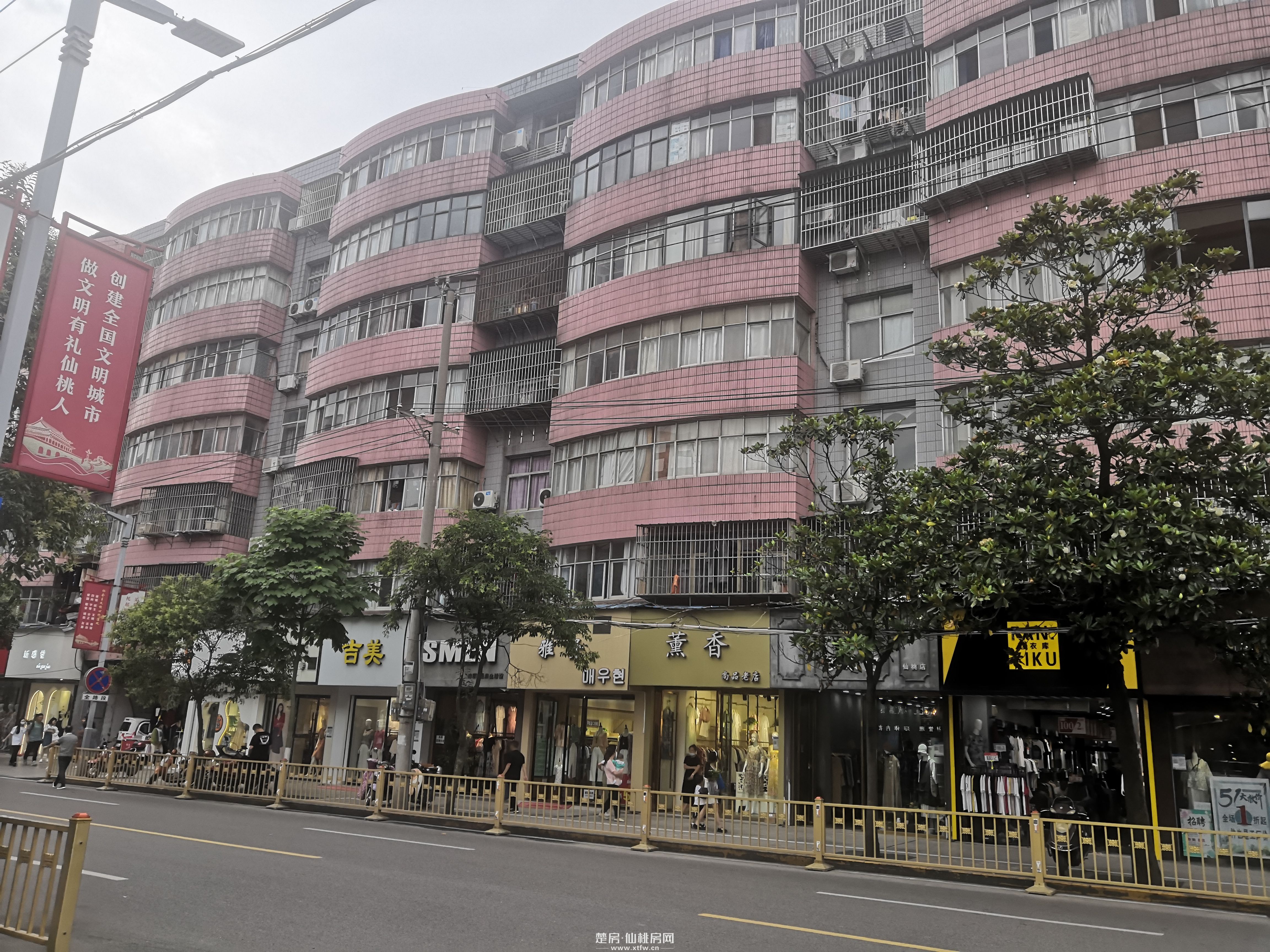 商城好邻居附近、市委招待所、大新路商圈地段、月亮湾酒店右边、138平米房加送138平超大阁楼储藏室