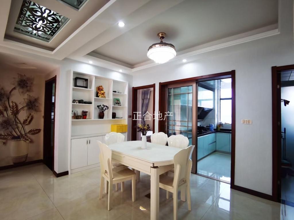 四中旁，精装三房两卫，电梯小高层，单价4千多，业主急售，