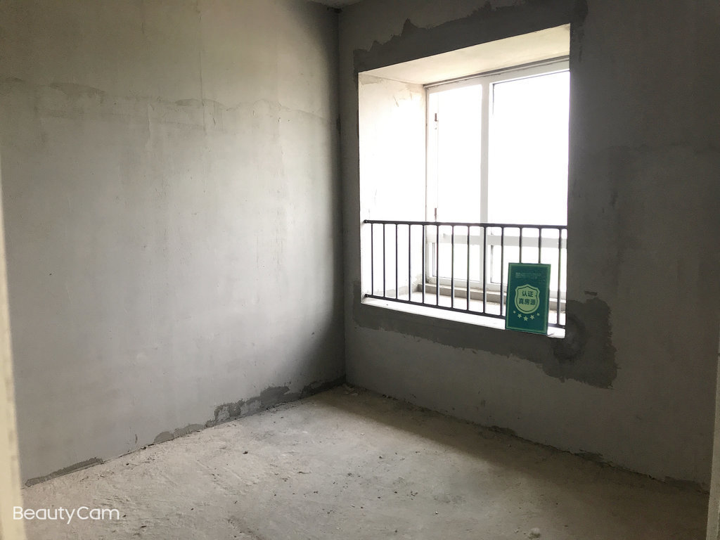 南国明珠毛坯三房，好楼层采光视野到位的很，小区环境优美，上嶨近的很