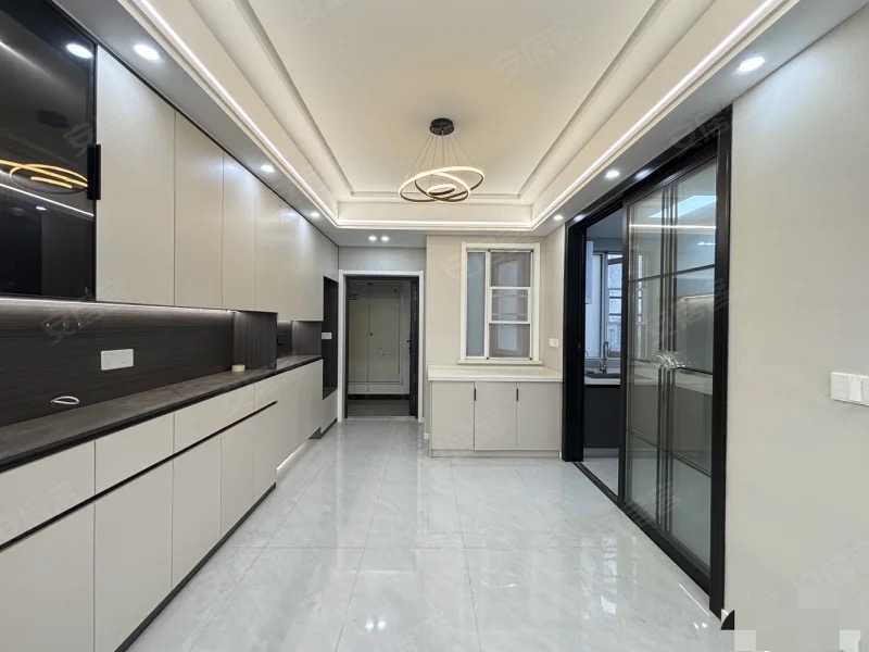 森‮国林‬际城北苑，全新精‮三大装‬房‬两卫，带车位，​房东‮住自‬装修，一‮未天‬住，电梯中间楼层，南北通透