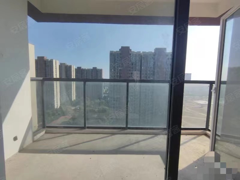 急售，房东亏本出，蓝天白云，东边户，中间好楼层，视野开阔，证即将满二