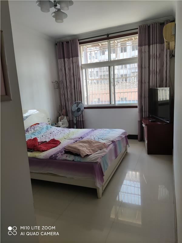 骏马雅苑，步梯二楼，精装三房，楼层到位采光好，证满两年可按揭