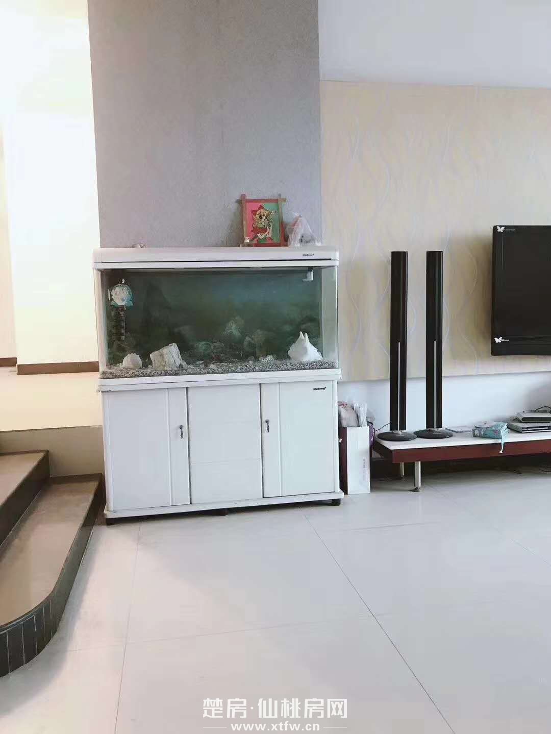 德美花苑 ，大三房两厅两卫，双大阳台，地段优，出门就是公交站菜场，实验 ，高档装修，拎包入住