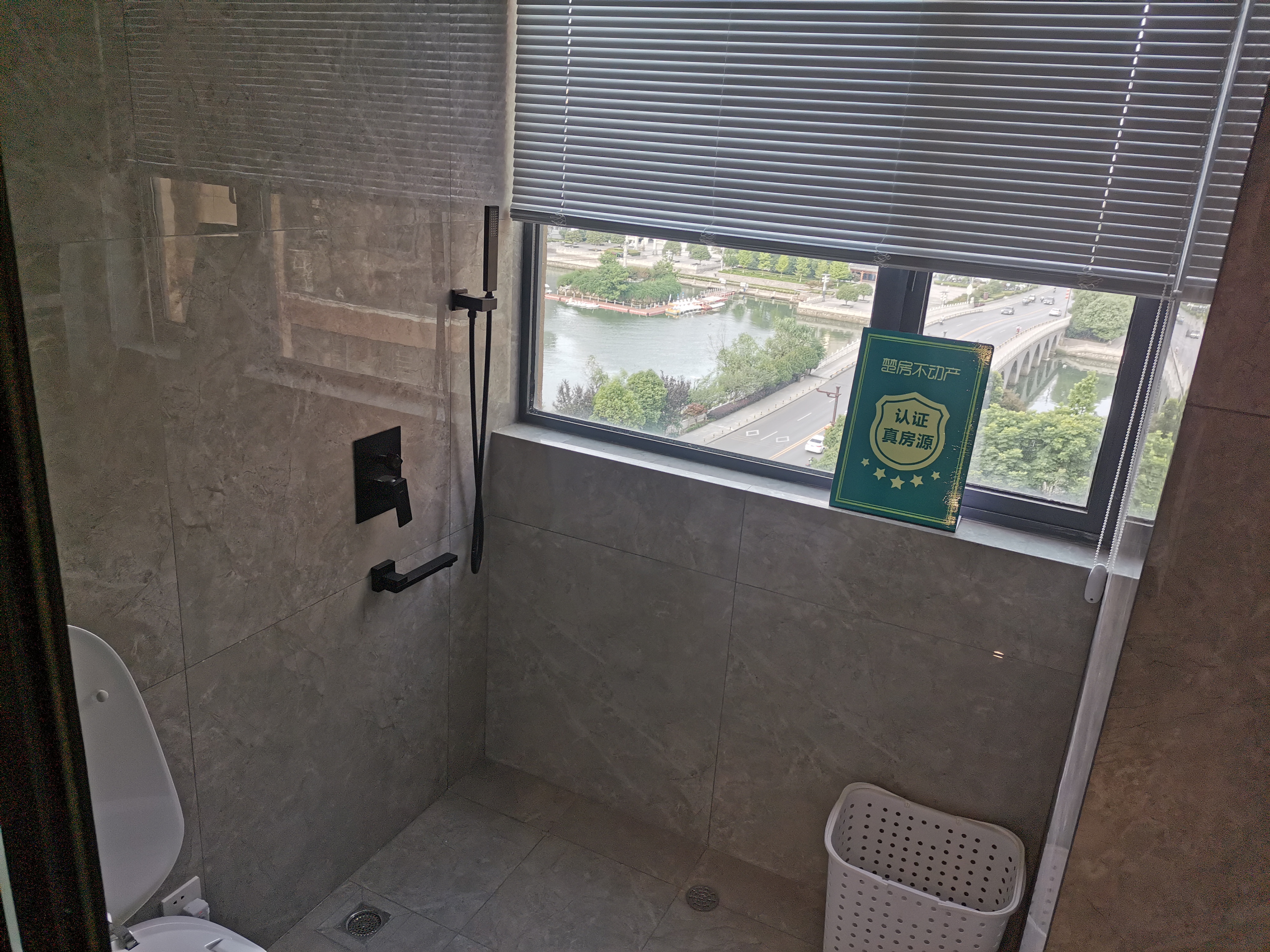 元泰未来城全新装修四房中间楼层看房方便房东诚意出售