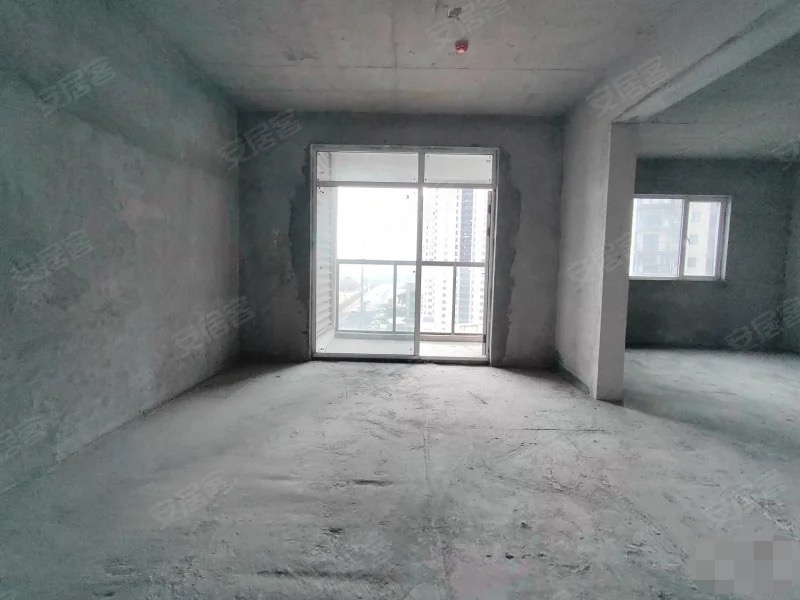 急售，蓝天白云，大平层​，单价6100+,，东边户，超大横厅，景观阳台，好楼层